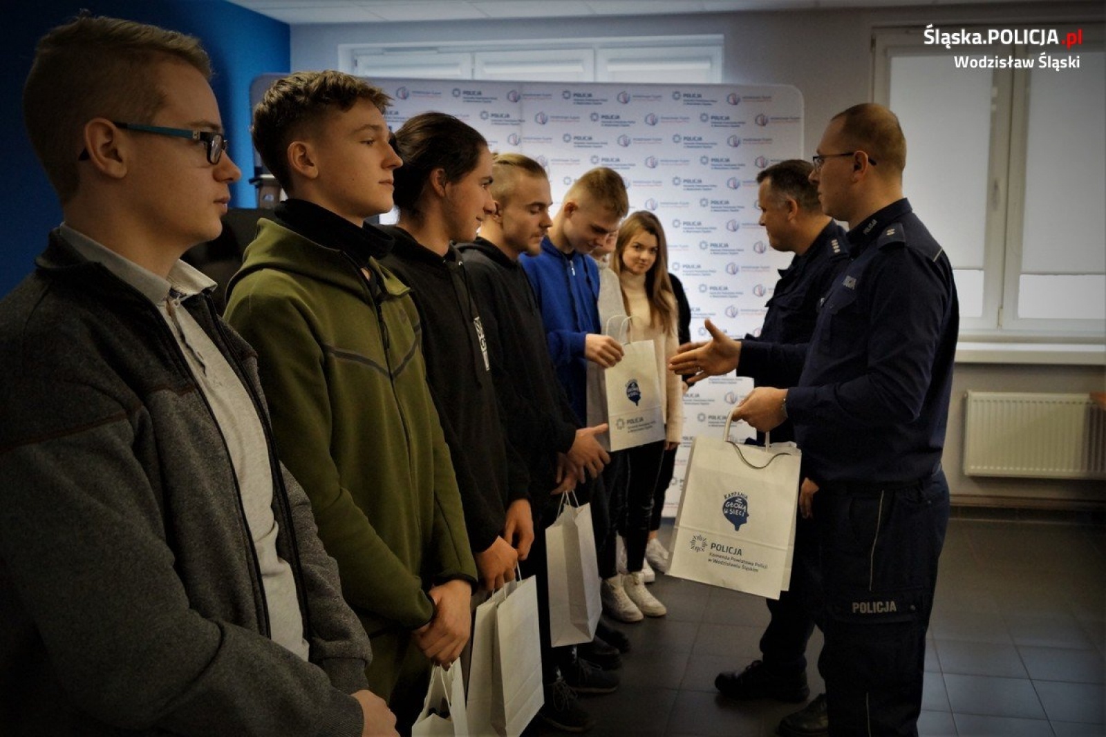 Zdjęcie w galerii na portalu naszwodzislaw.com: Zawodowy debiut w wodzisławskiej komendzie wiadomości z regionu