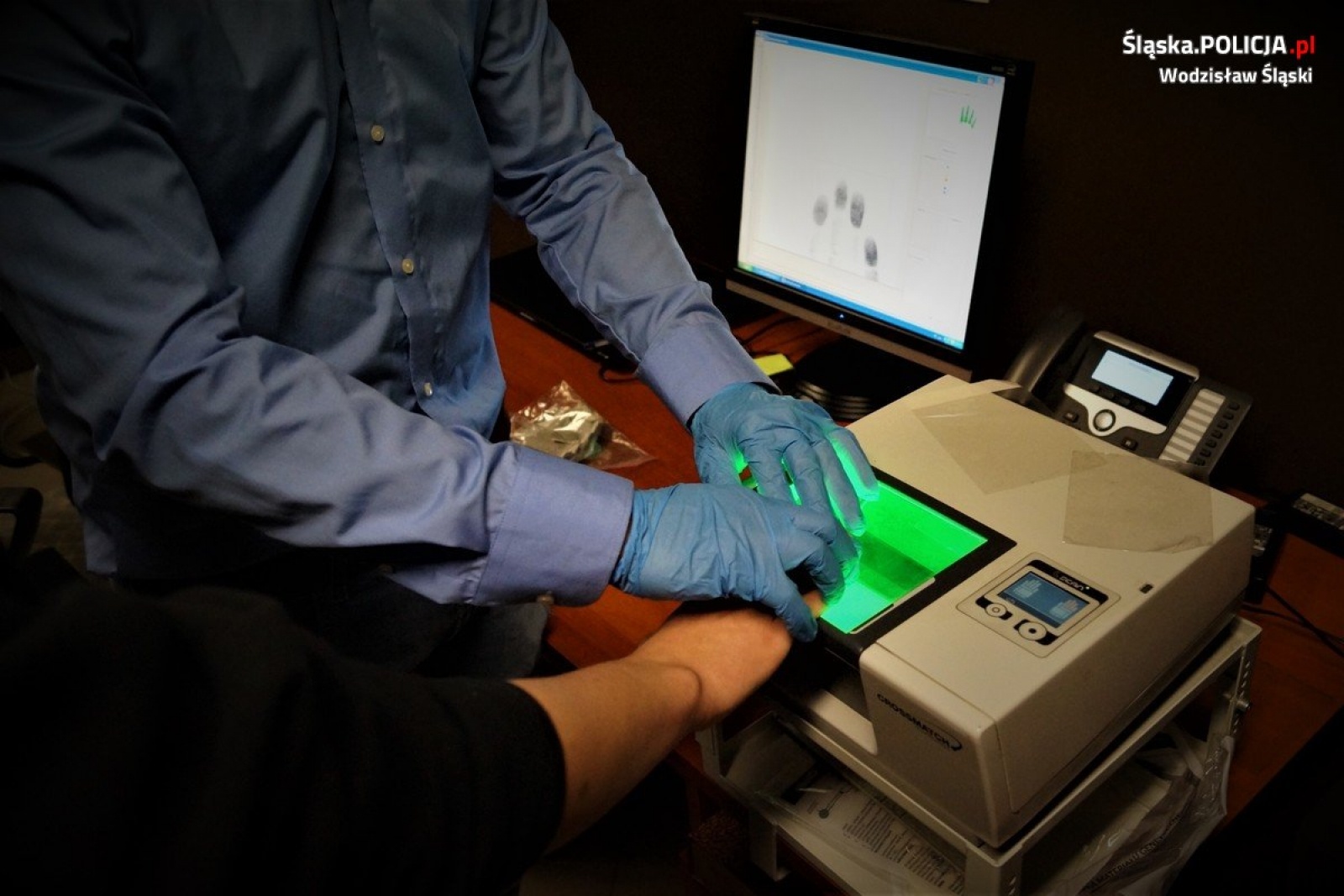 Zdjęcie w galerii na portalu naszwodzislaw.com: Zawodowy debiut w wodzisławskiej komendzie wiadomości z regionu