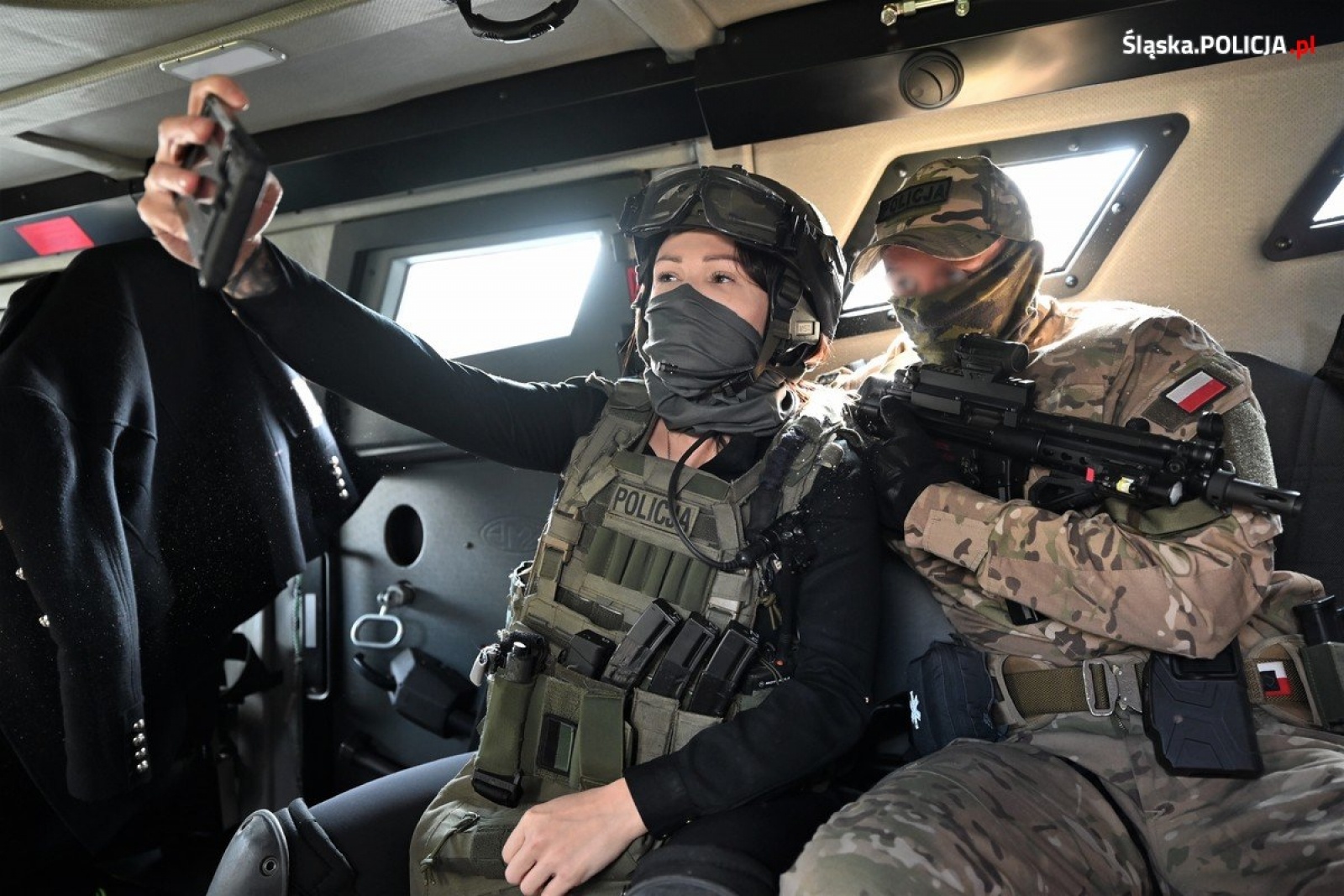 Zdjęcie w galerii na portalu naszwodzislaw.com: Zwyciężczyni aukcji odwiedziła komendę wojewódzką wiadomości z regionu