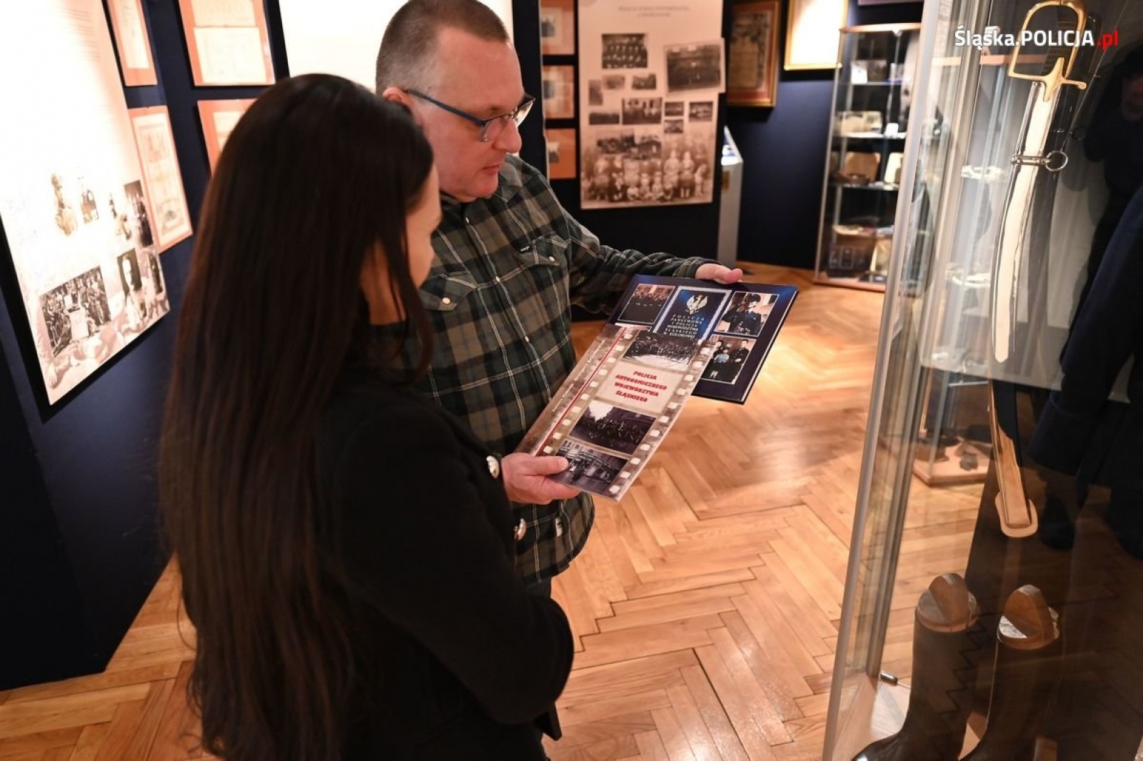 Zdjęcie w galerii na portalu naszwodzislaw.com: Zwyciężczyni aukcji odwiedziła komendę wojewódzką wiadomości z regionu