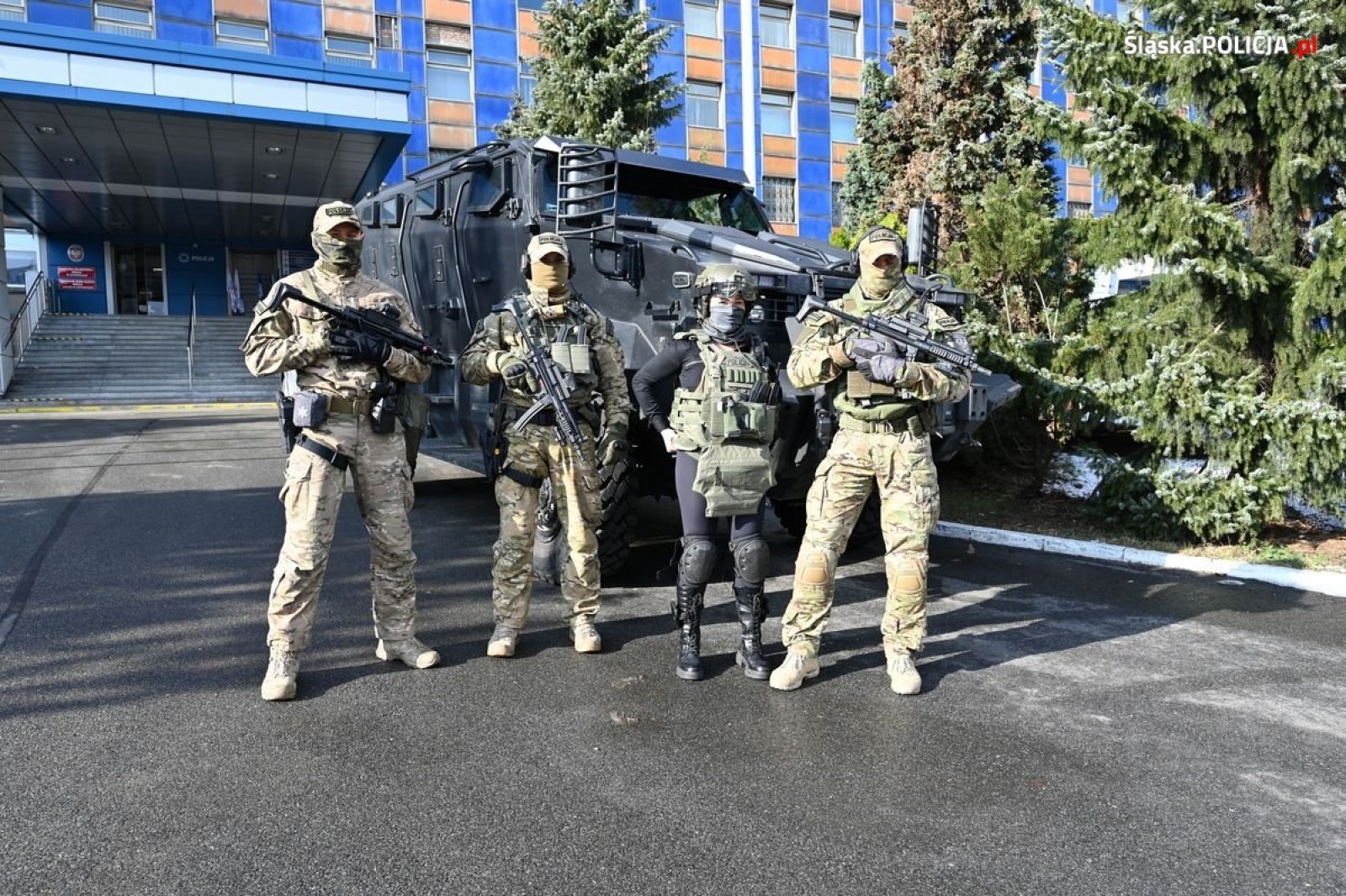 Zdjęcie w galerii na portalu naszwodzislaw.com: Zwyciężczyni aukcji odwiedziła komendę wojewódzką wiadomości z regionu