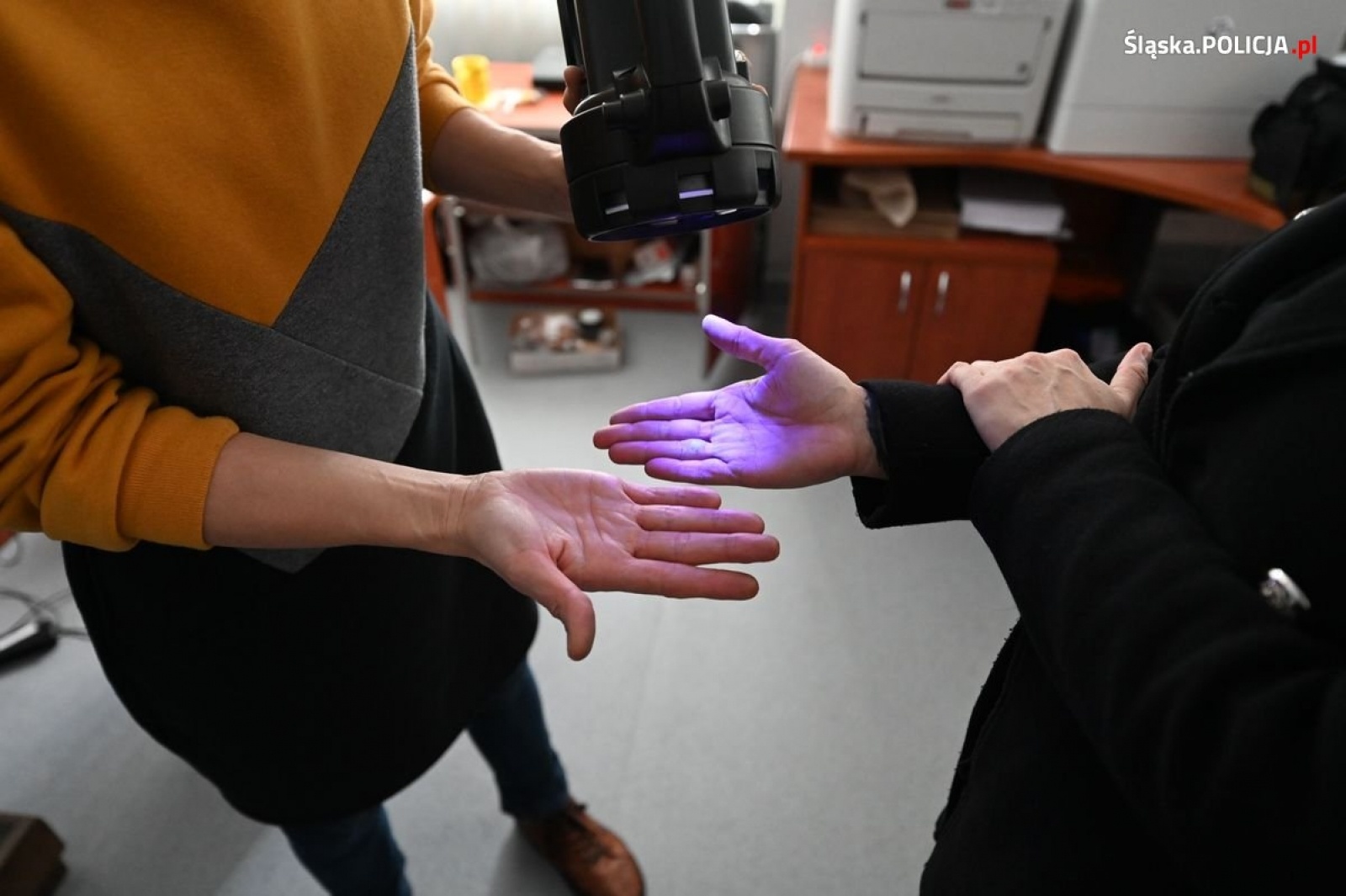 Zdjęcie w galerii na portalu naszwodzislaw.com: Zwyciężczyni aukcji odwiedziła komendę wojewódzką wiadomości z regionu