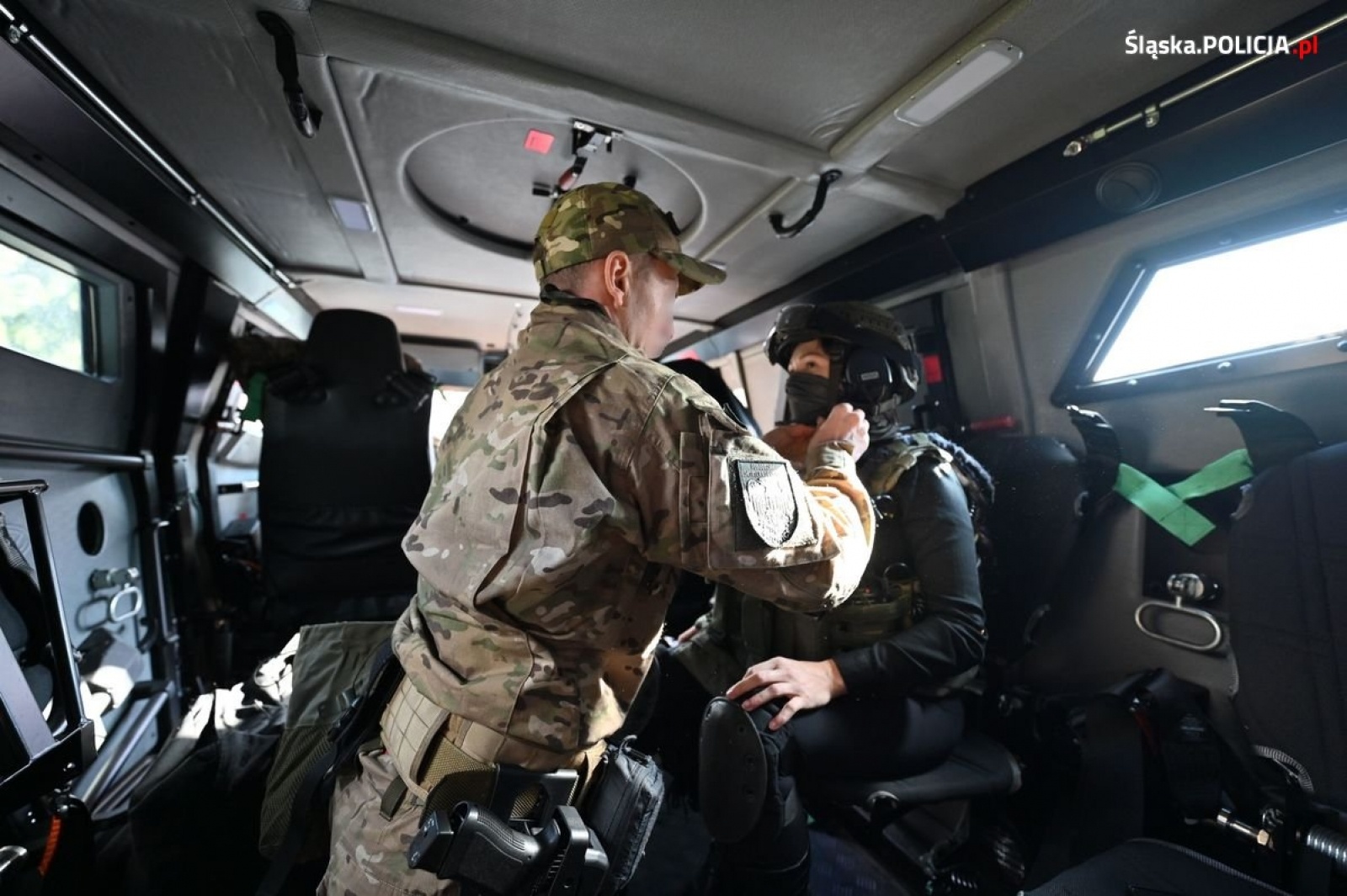 Zdjęcie w galerii na portalu naszwodzislaw.com: Zwyciężczyni aukcji odwiedziła komendę wojewódzką wiadomości z regionu