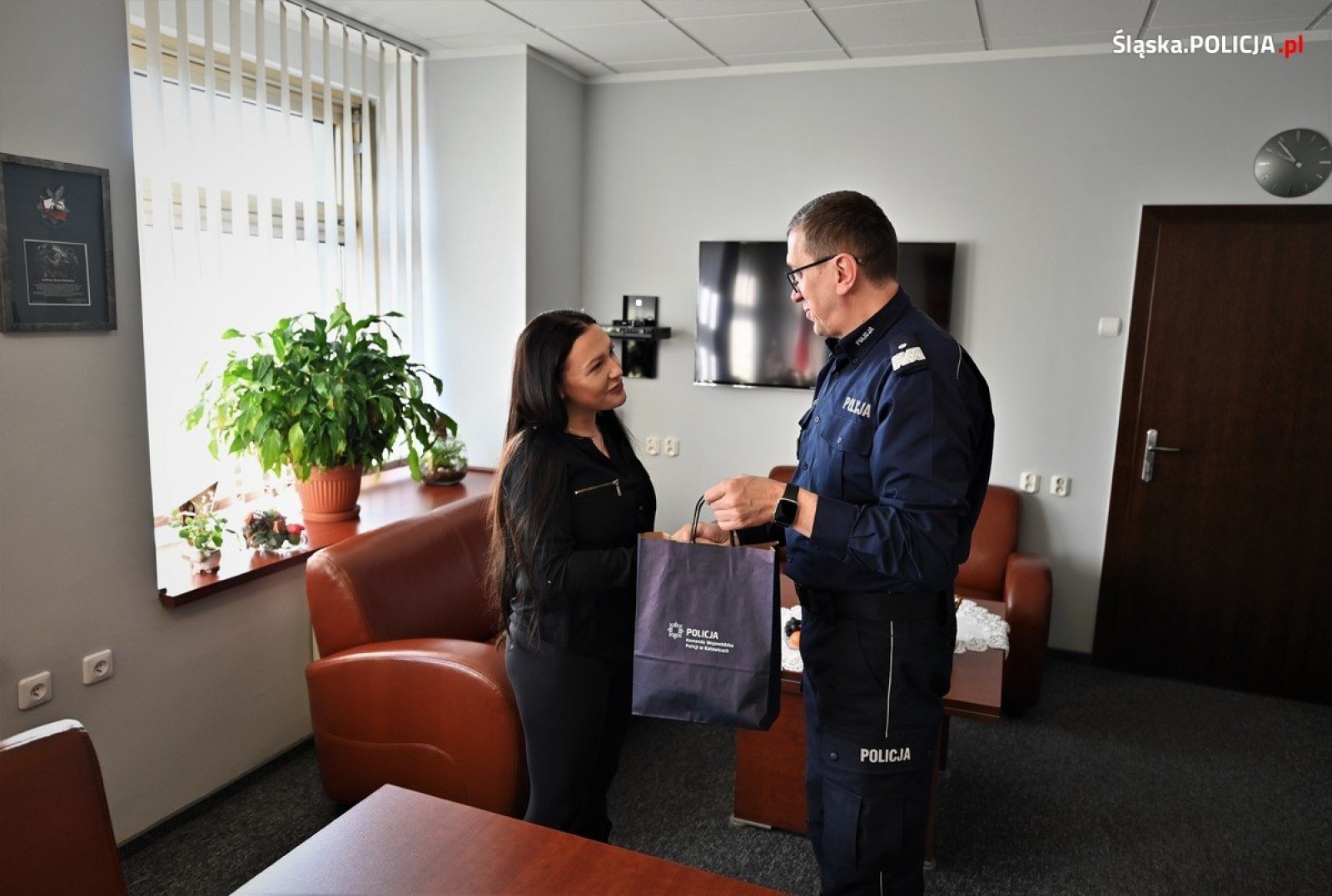 Zdjęcie w galerii na portalu naszwodzislaw.com: Zwyciężczyni aukcji odwiedziła komendę wojewódzką wiadomości z regionu