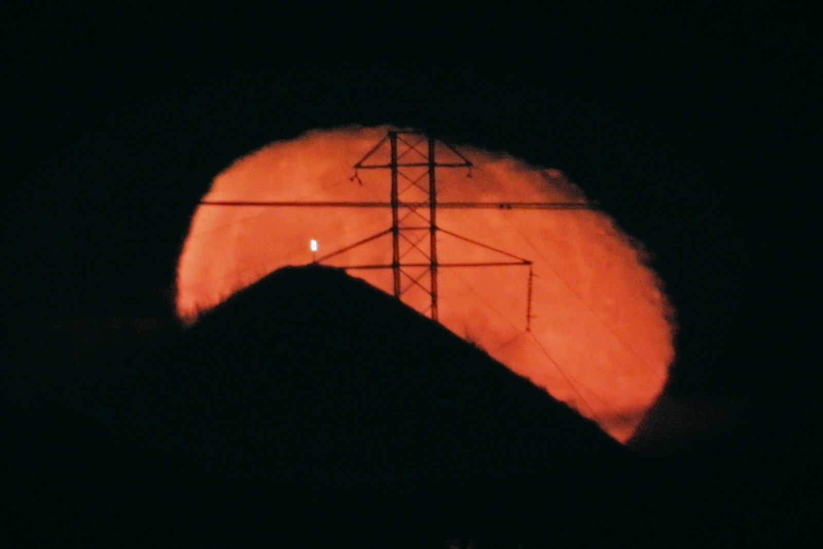 Zdjęcie w galerii na portalu naszwodzislaw.com: Wschód Słońca i Księżyca nad Szarlotą [FOTO] wiadomości z regionu