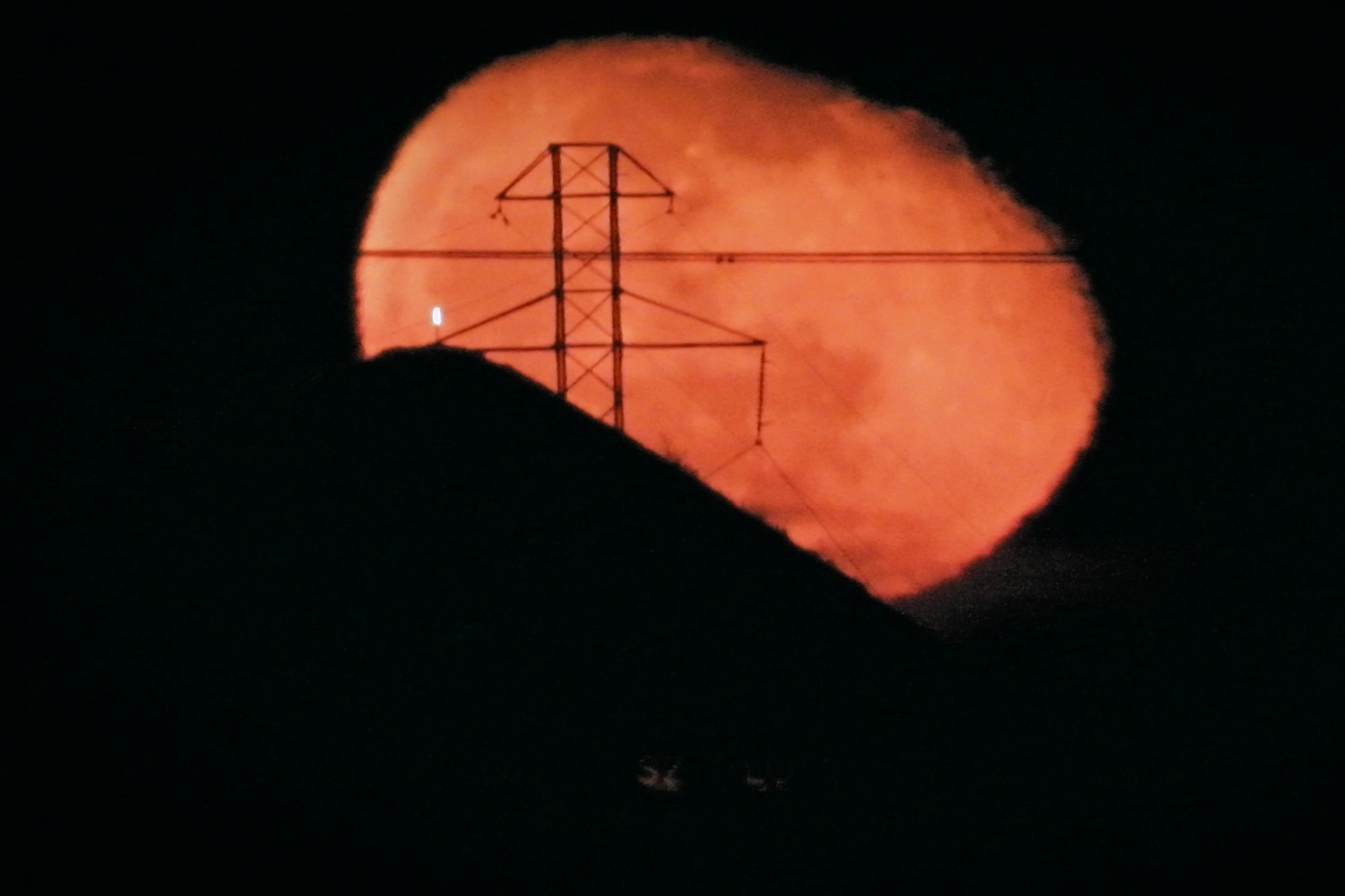 Zdjęcie w galerii na portalu naszwodzislaw.com: Wschód Słońca i Księżyca nad Szarlotą [FOTO] wiadomości z regionu