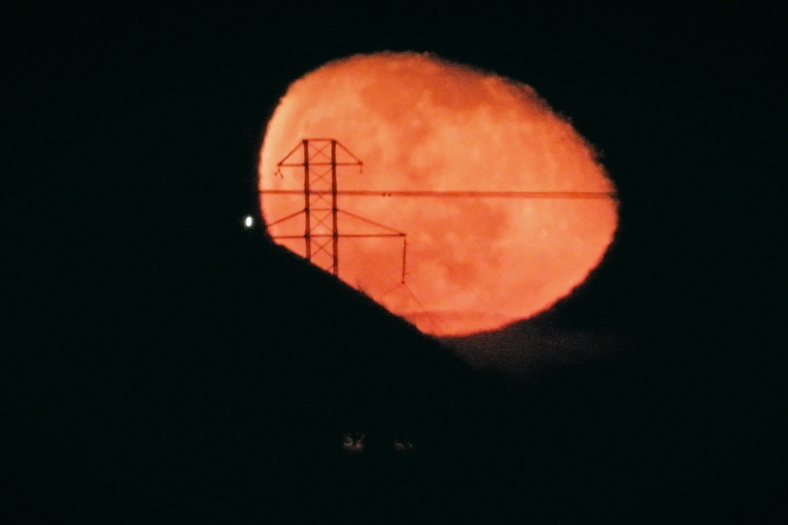 Zdjęcie w galerii na portalu naszwodzislaw.com: Wschód Słońca i Księżyca nad Szarlotą [FOTO] wiadomości z regionu