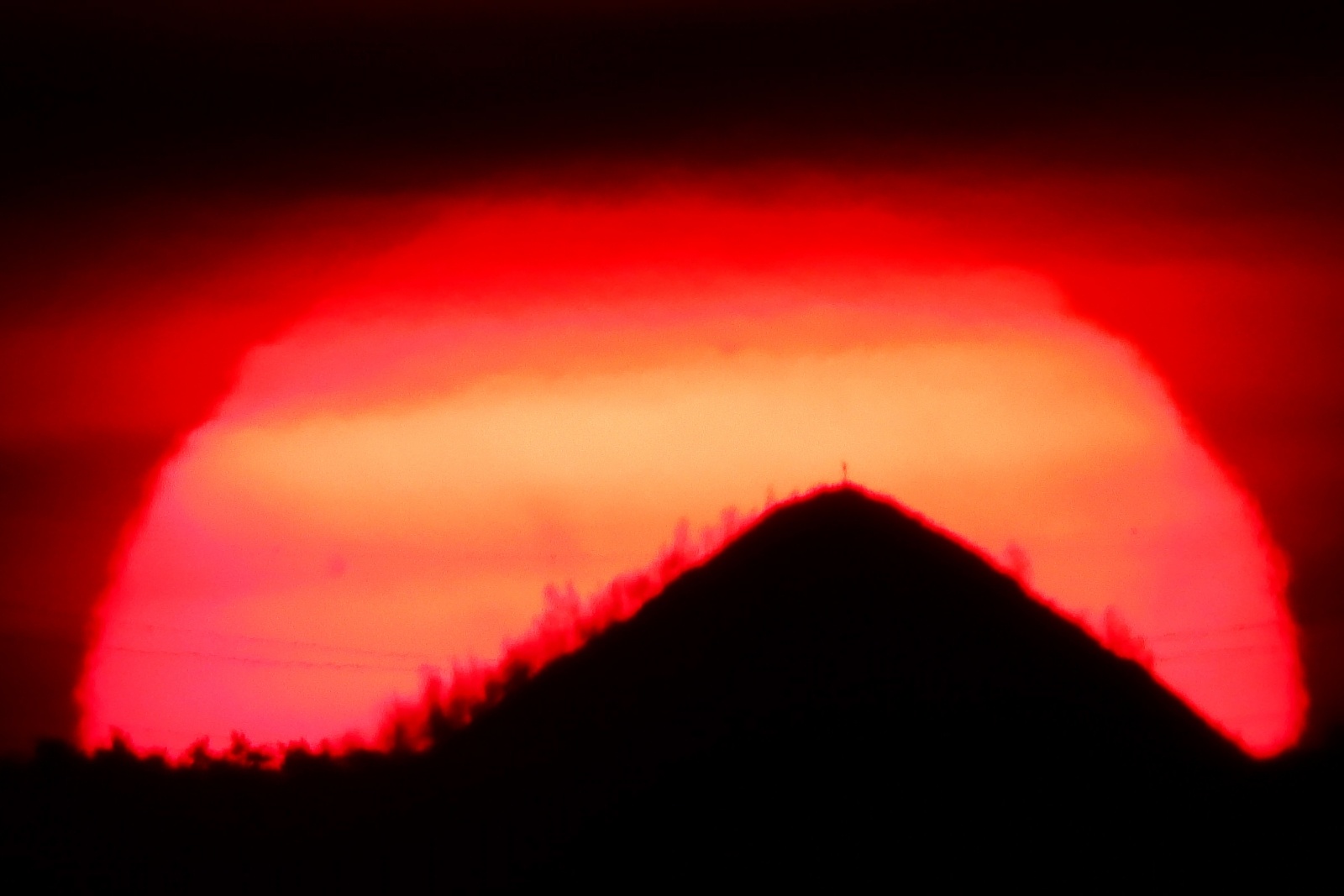 Zdjęcie w galerii na portalu naszwodzislaw.com: Wschód Słońca i Księżyca nad Szarlotą [FOTO] wiadomości z regionu