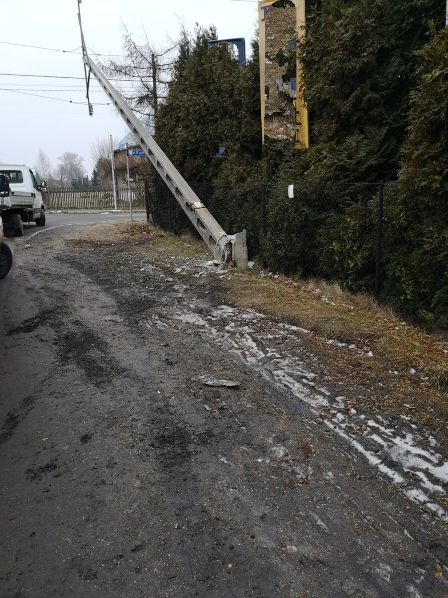 Zdjęcie w galerii na portalu naszwodzislaw.com: Zaśnięcie za kierownicą przyczyną zdarzenia na Mszańskiej [FOTO] wiadomości z regionu