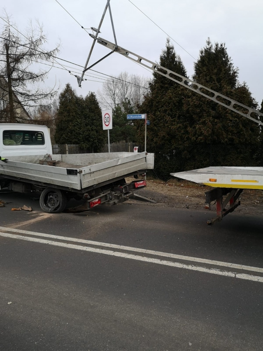 Zdjęcie w galerii na portalu naszwodzislaw.com: Zaśnięcie za kierownicą przyczyną zdarzenia na Mszańskiej [FOTO] wiadomości z regionu