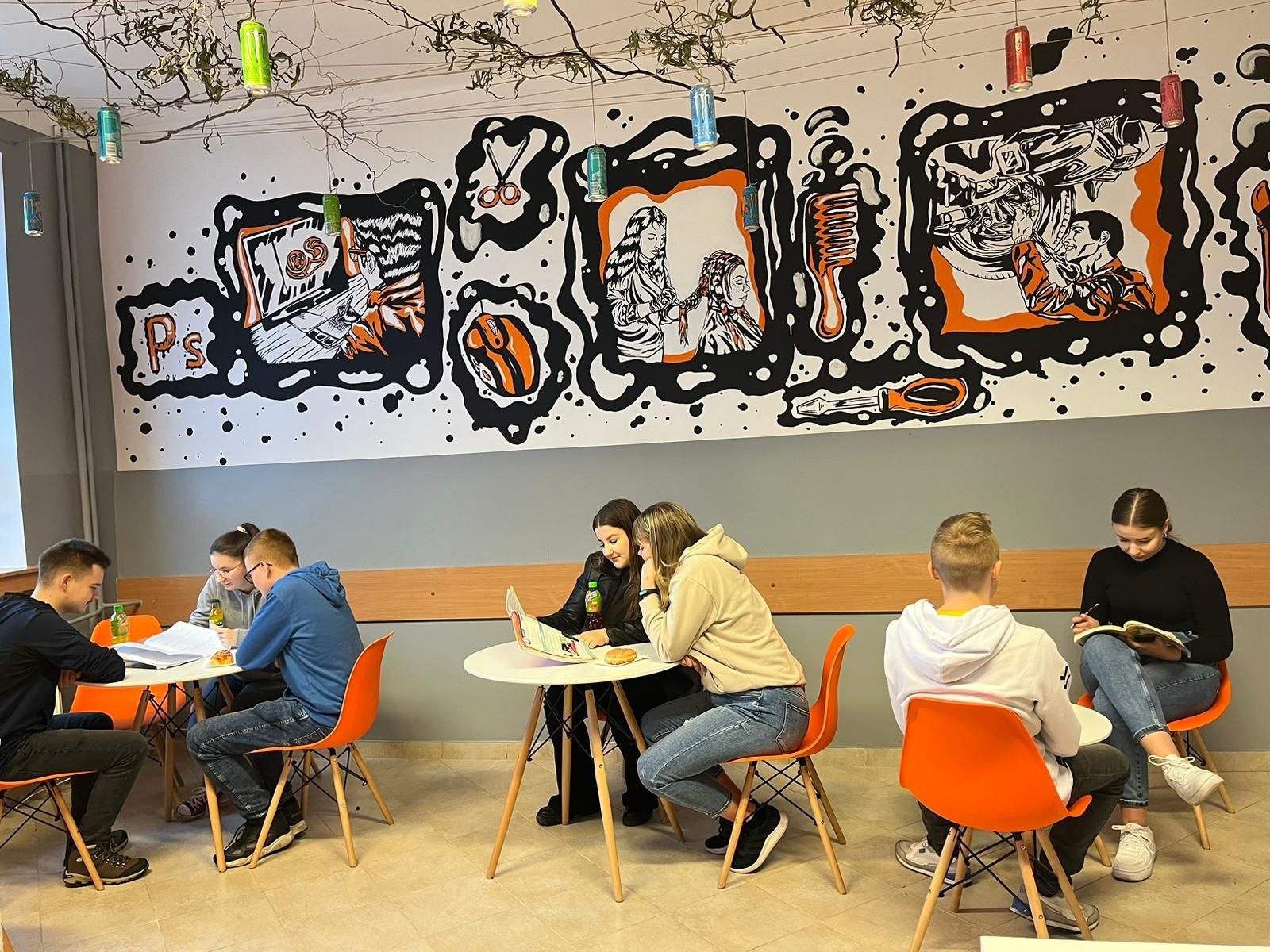 Zdjęcie w galerii na portalu naszwodzislaw.com: Farby i pędzle poszły w ruch. Inicjatywa uczniów ZSP w Pszowie wiadomości z regionu