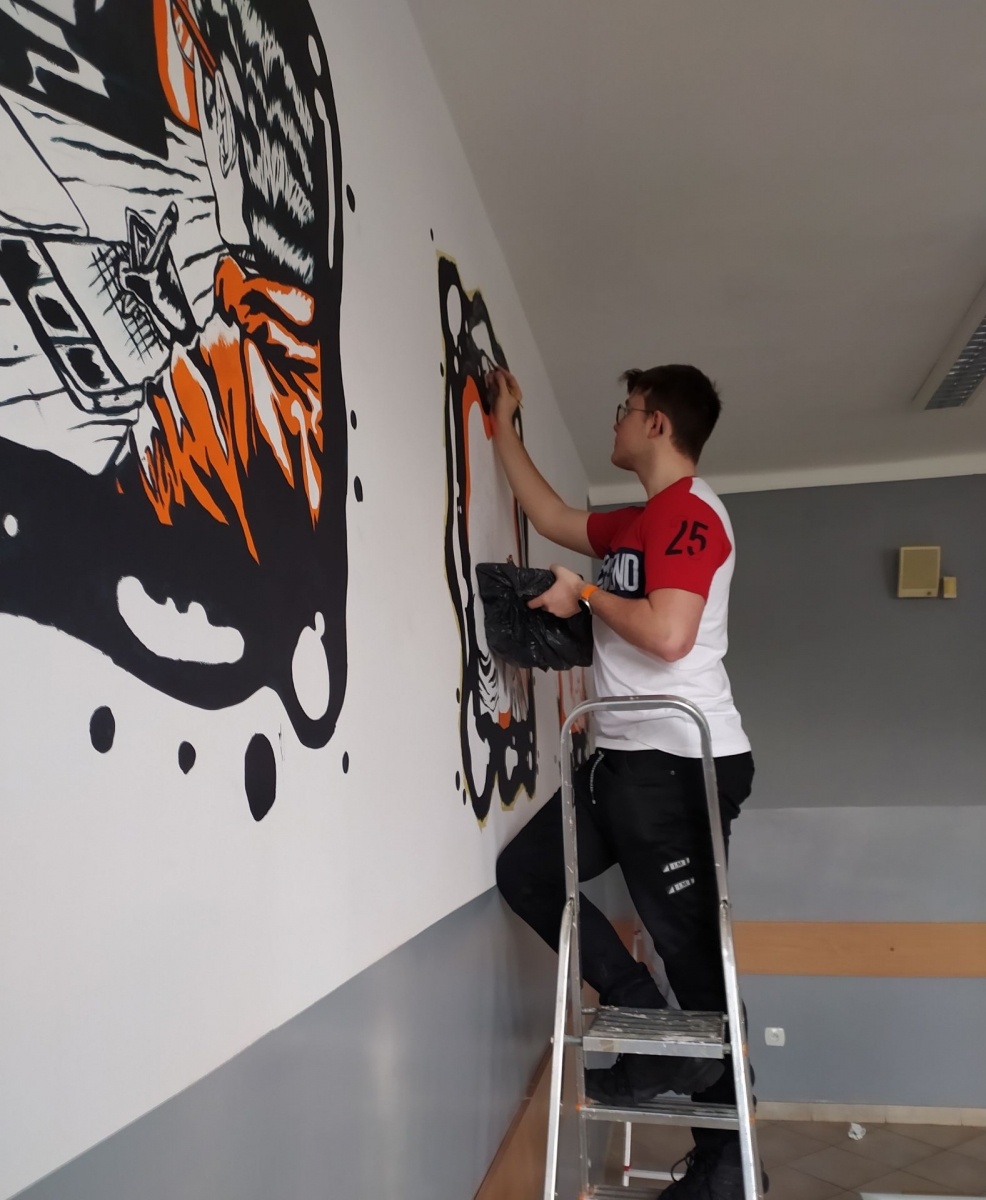 Zdjęcie w galerii na portalu naszwodzislaw.com: Farby i pędzle poszły w ruch. Inicjatywa uczniów ZSP w Pszowie wiadomości z regionu