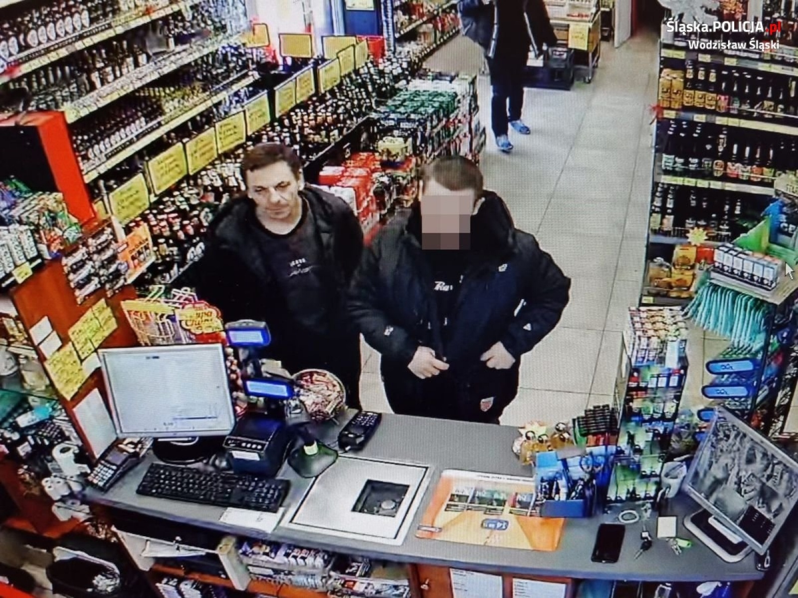 Zdjęcie w galerii na portalu naszwodzislaw.com: Zniszczył drzwi sklepu. Poznajesz go? Powiadom policję wiadomości z regionu