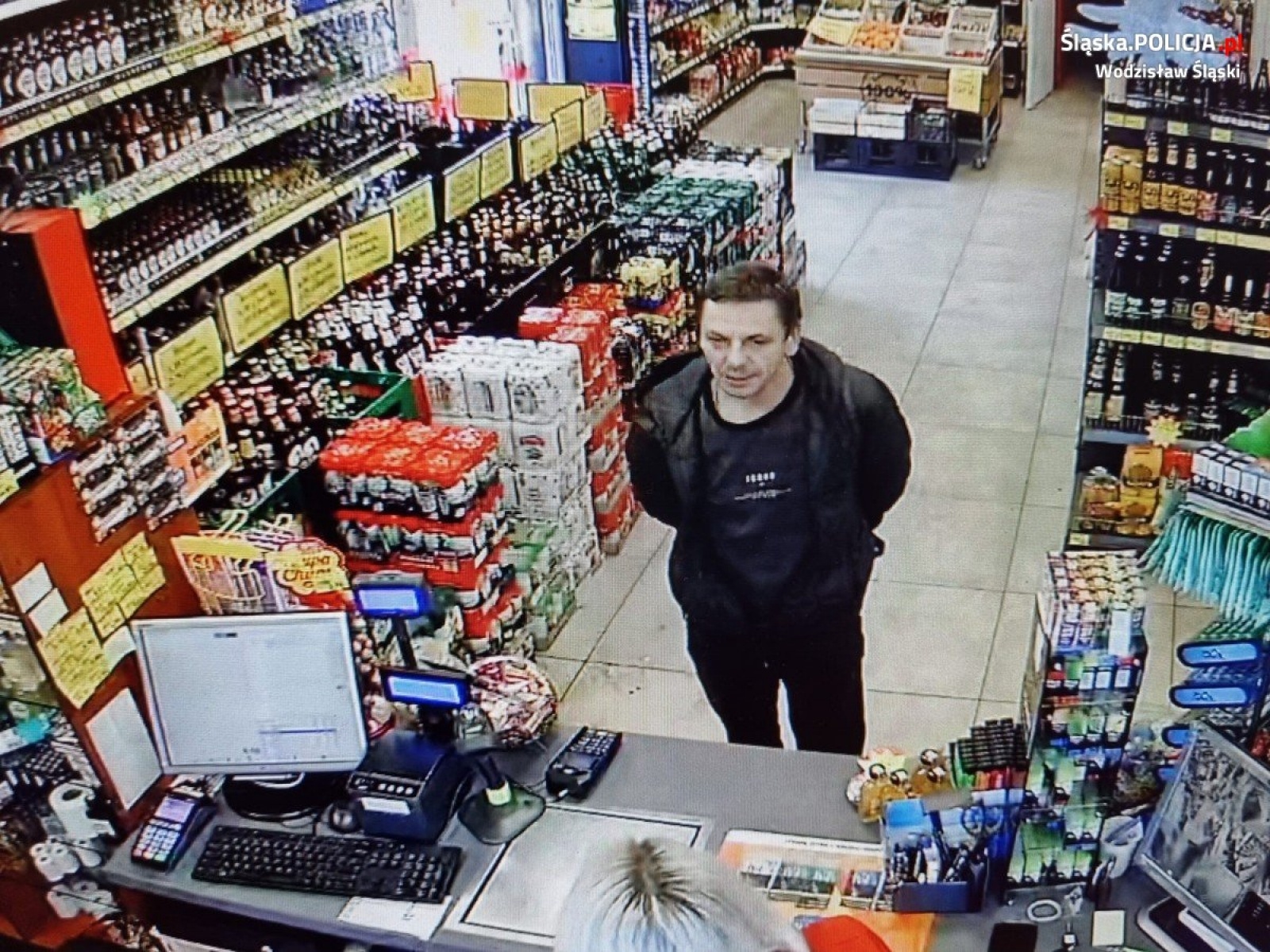 Zdjęcie w galerii na portalu naszwodzislaw.com: Zniszczył drzwi sklepu. Poznajesz go? Powiadom policję wiadomości z regionu