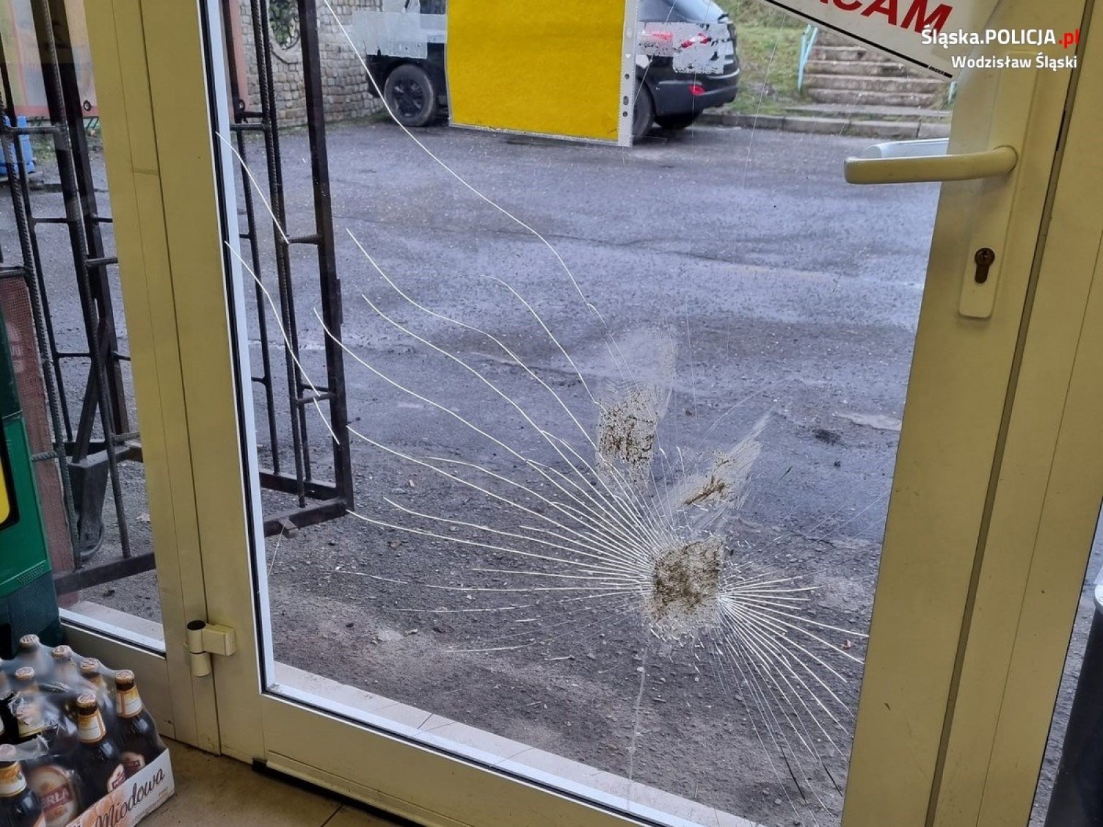 Zdjęcie w galerii na portalu naszwodzislaw.com: Zniszczył drzwi sklepu. Poznajesz go? Powiadom policję wiadomości z regionu