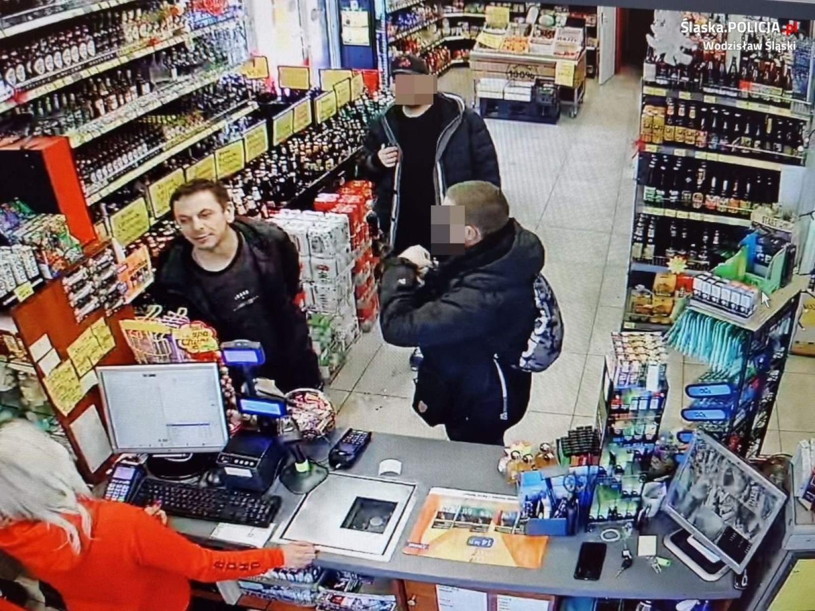 Zdjęcie w galerii na portalu naszwodzislaw.com: Zniszczył drzwi sklepu. Poznajesz go? Powiadom policję wiadomości z regionu