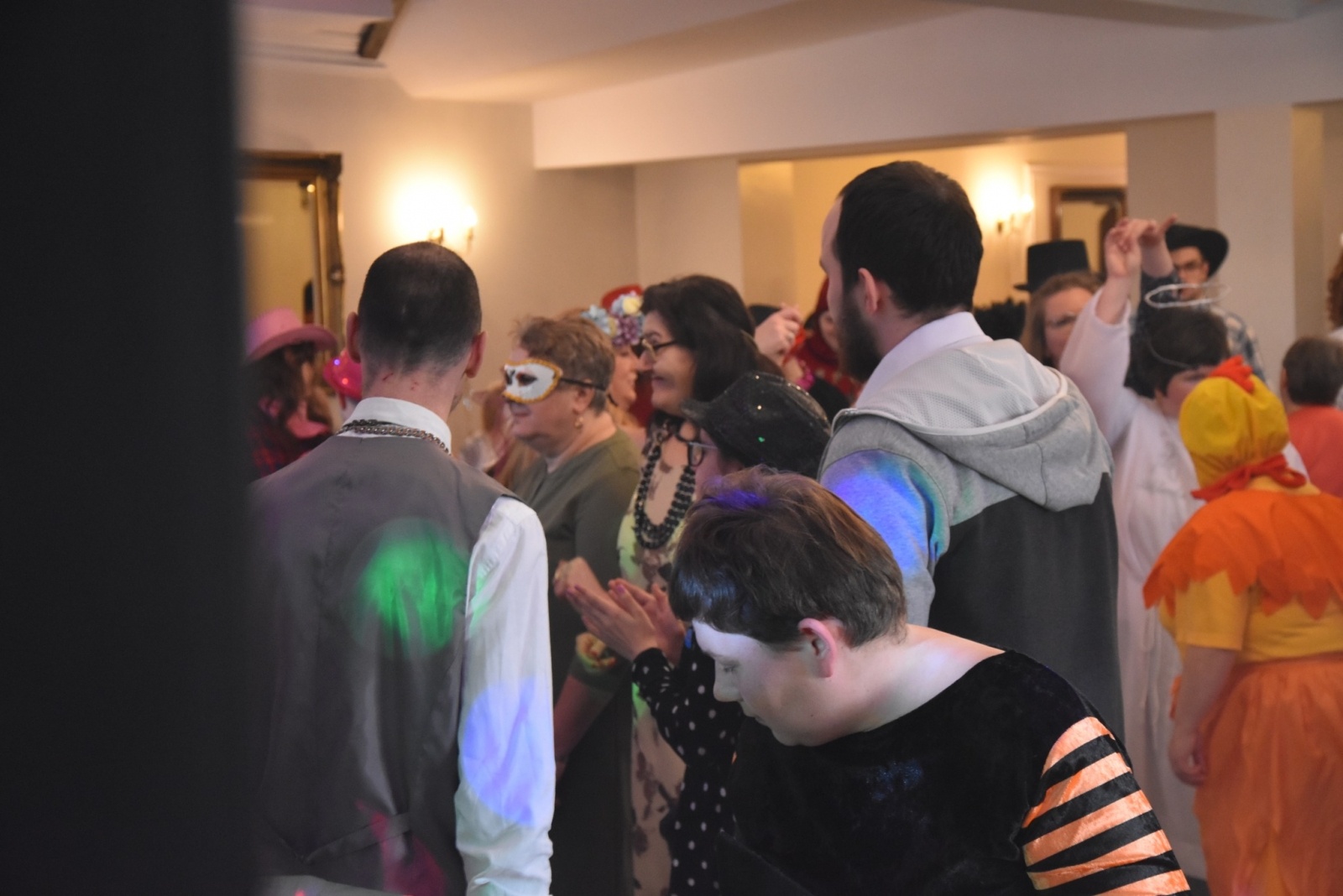 Zdjęcie w galerii na portalu naszwodzislaw.com: Magia karnawału, czyli 20. Bal Maskowy osób z niepełnosprawnościami [FOTO] wiadomości z regionu