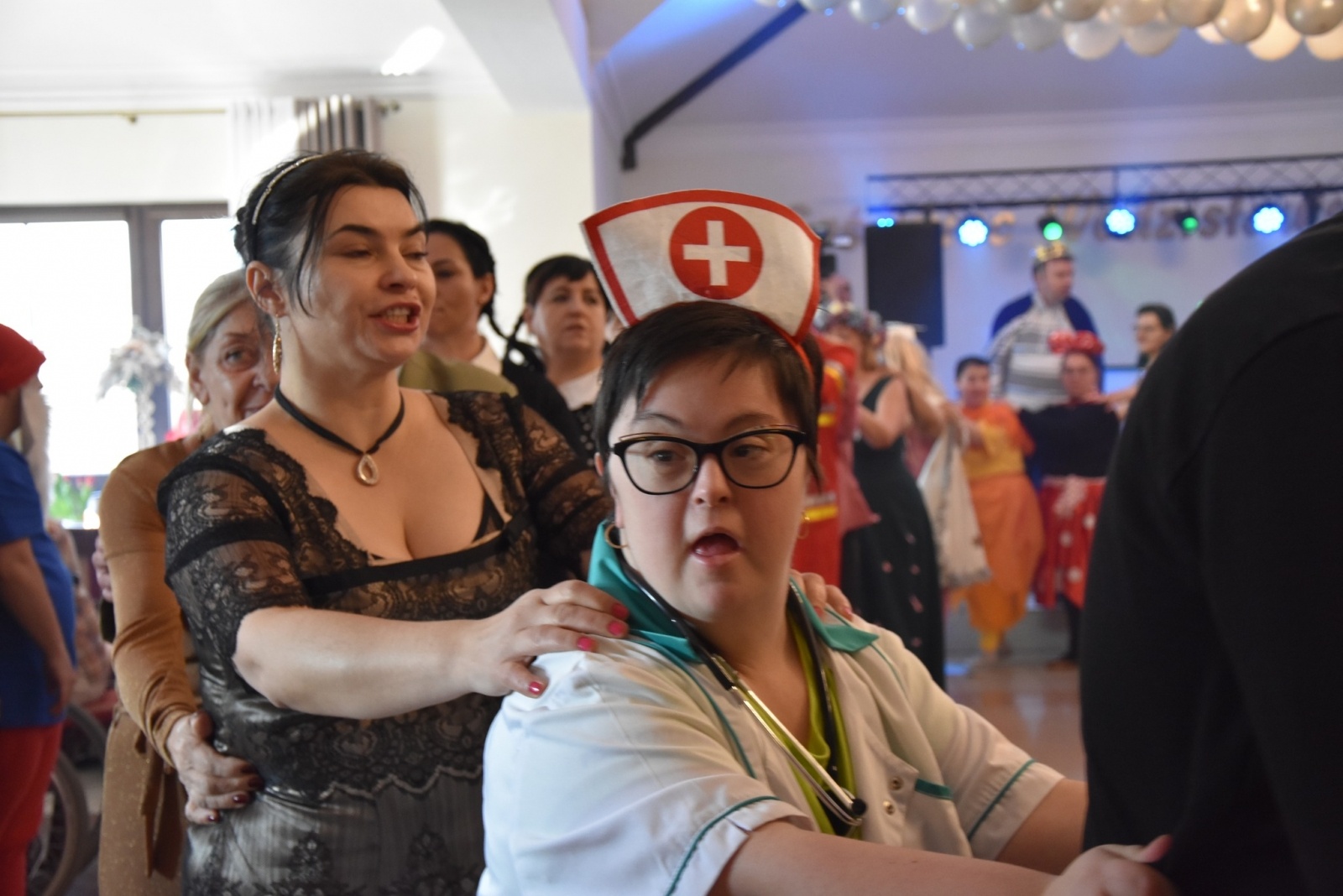 Zdjęcie w galerii na portalu naszwodzislaw.com: Magia karnawału, czyli 20. Bal Maskowy osób z niepełnosprawnościami [FOTO] wiadomości z regionu