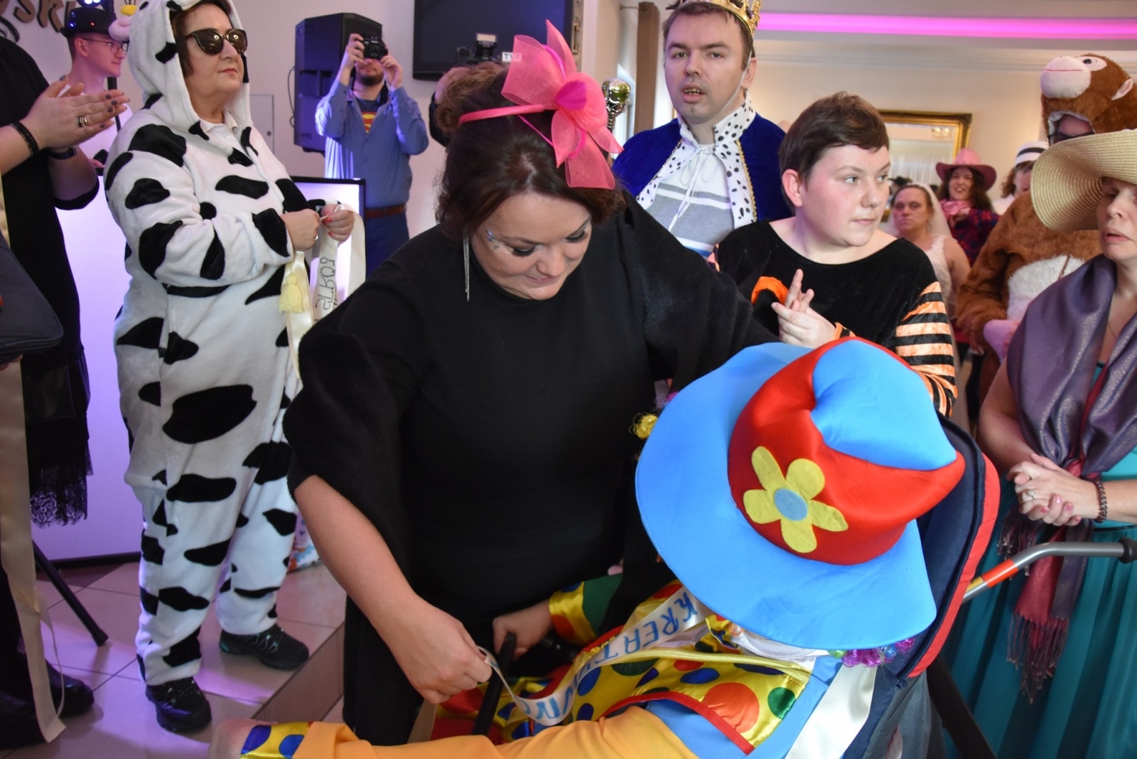 Zdjęcie w galerii na portalu naszwodzislaw.com: Magia karnawału, czyli 20. Bal Maskowy osób z niepełnosprawnościami [FOTO] wiadomości z regionu