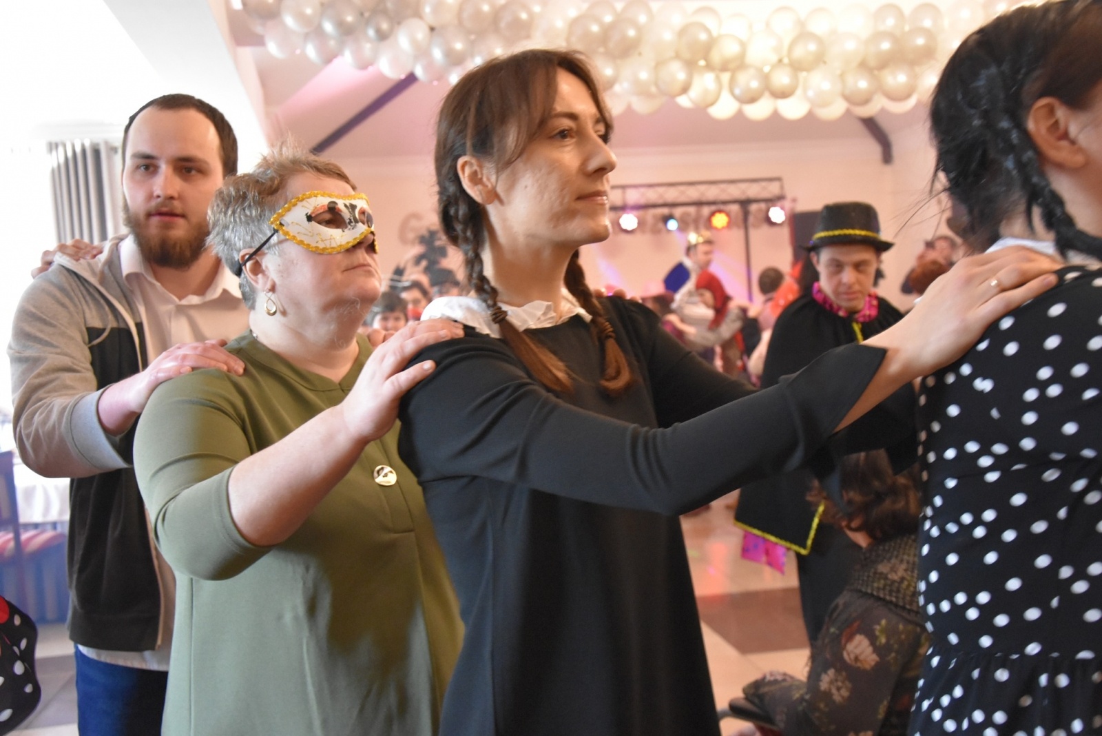 Zdjęcie w galerii na portalu naszwodzislaw.com: Magia karnawału, czyli 20. Bal Maskowy osób z niepełnosprawnościami [FOTO] wiadomości z regionu