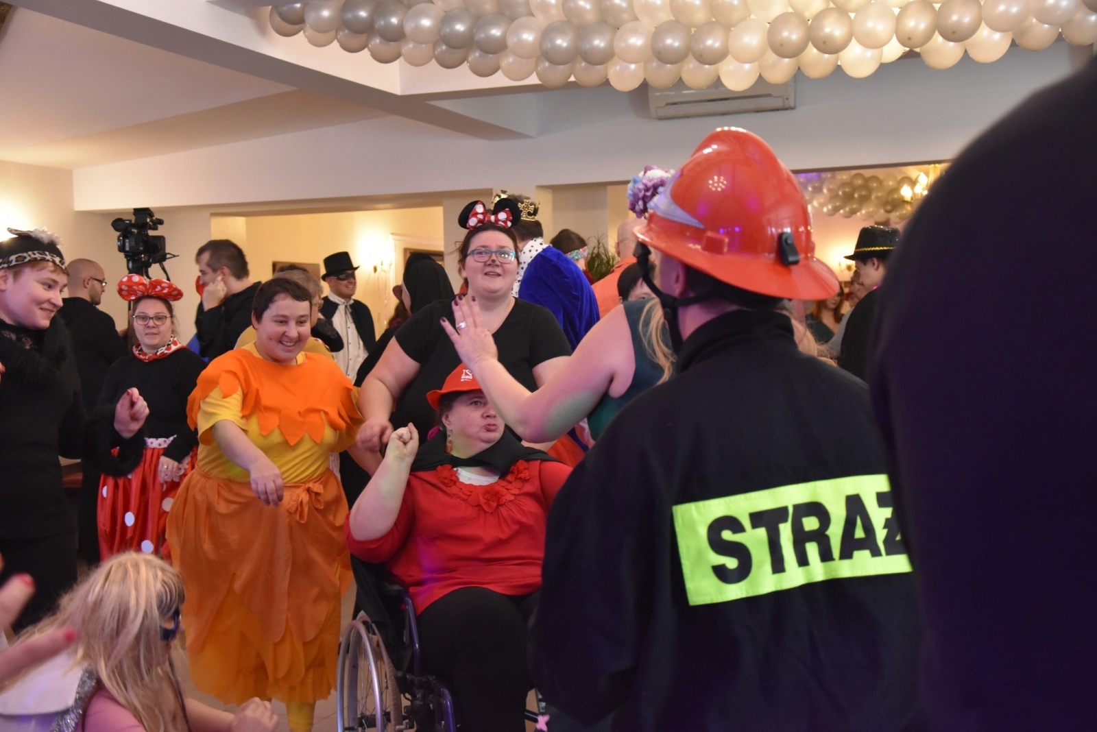 Zdjęcie w galerii na portalu naszwodzislaw.com: Magia karnawału, czyli 20. Bal Maskowy osób z niepełnosprawnościami [FOTO] wiadomości z regionu