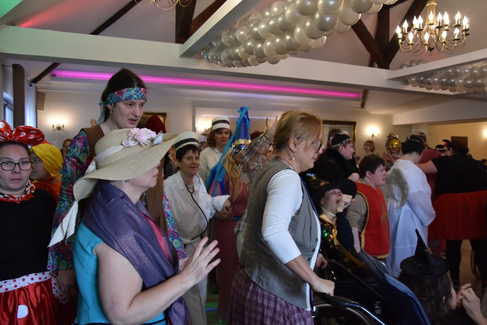Zdjęcie w galerii na portalu naszwodzislaw.com: Magia karnawału, czyli 20. Bal Maskowy osób z niepełnosprawnościami [FOTO] wiadomości z regionu