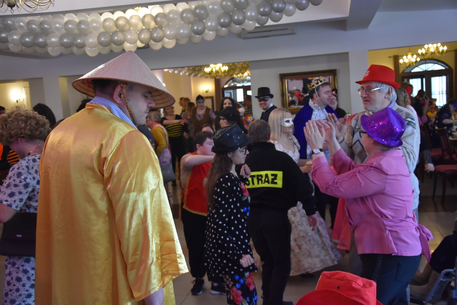 Zdjęcie w galerii na portalu naszwodzislaw.com: Magia karnawału, czyli 20. Bal Maskowy osób z niepełnosprawnościami [FOTO] wiadomości z regionu