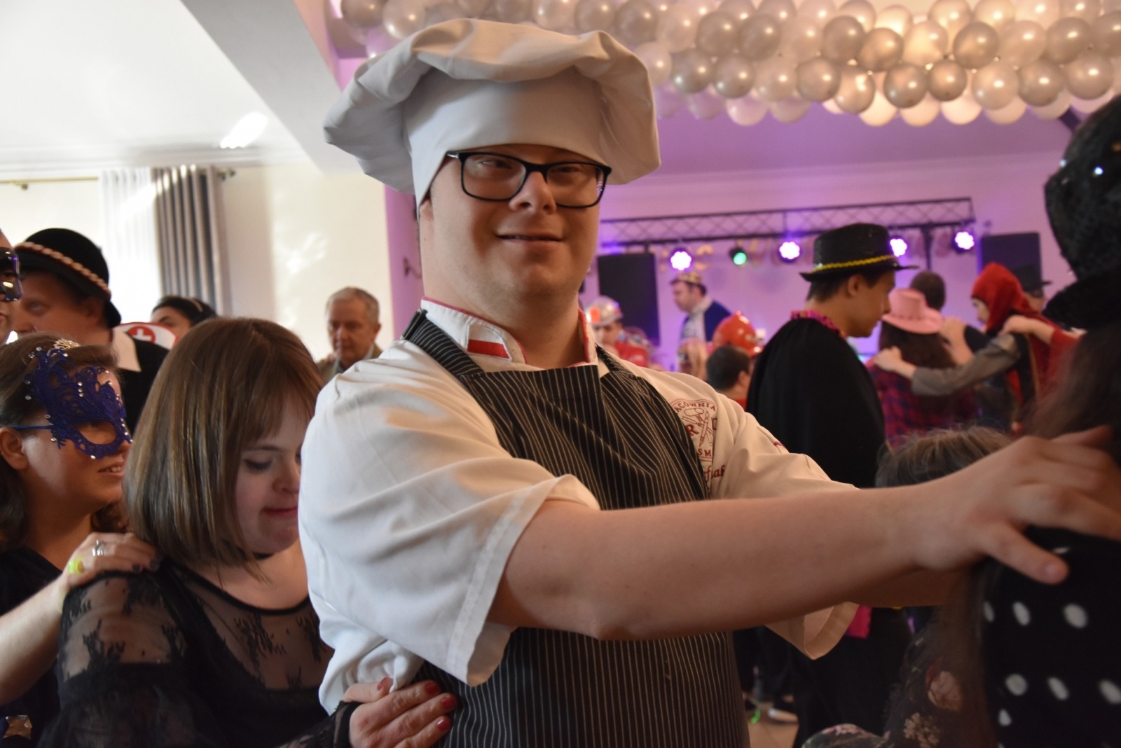 Zdjęcie w galerii na portalu naszwodzislaw.com: Magia karnawału, czyli 20. Bal Maskowy osób z niepełnosprawnościami [FOTO] wiadomości z regionu