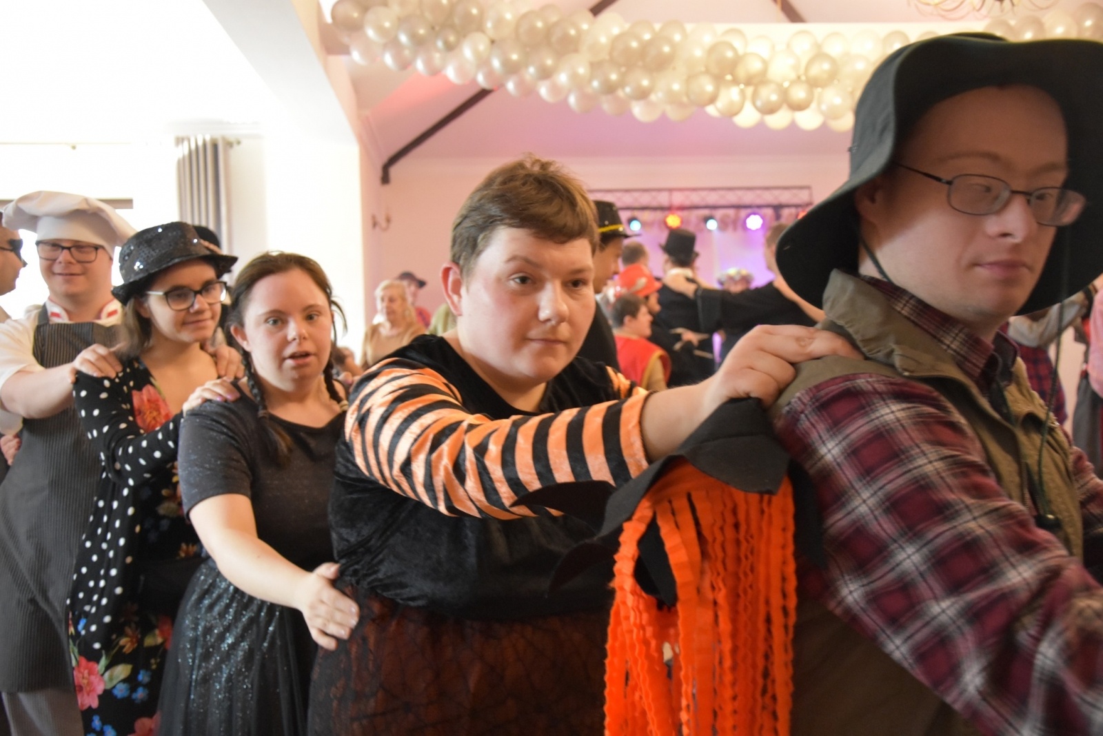 Zdjęcie w galerii na portalu naszwodzislaw.com: Magia karnawału, czyli 20. Bal Maskowy osób z niepełnosprawnościami [FOTO] wiadomości z regionu