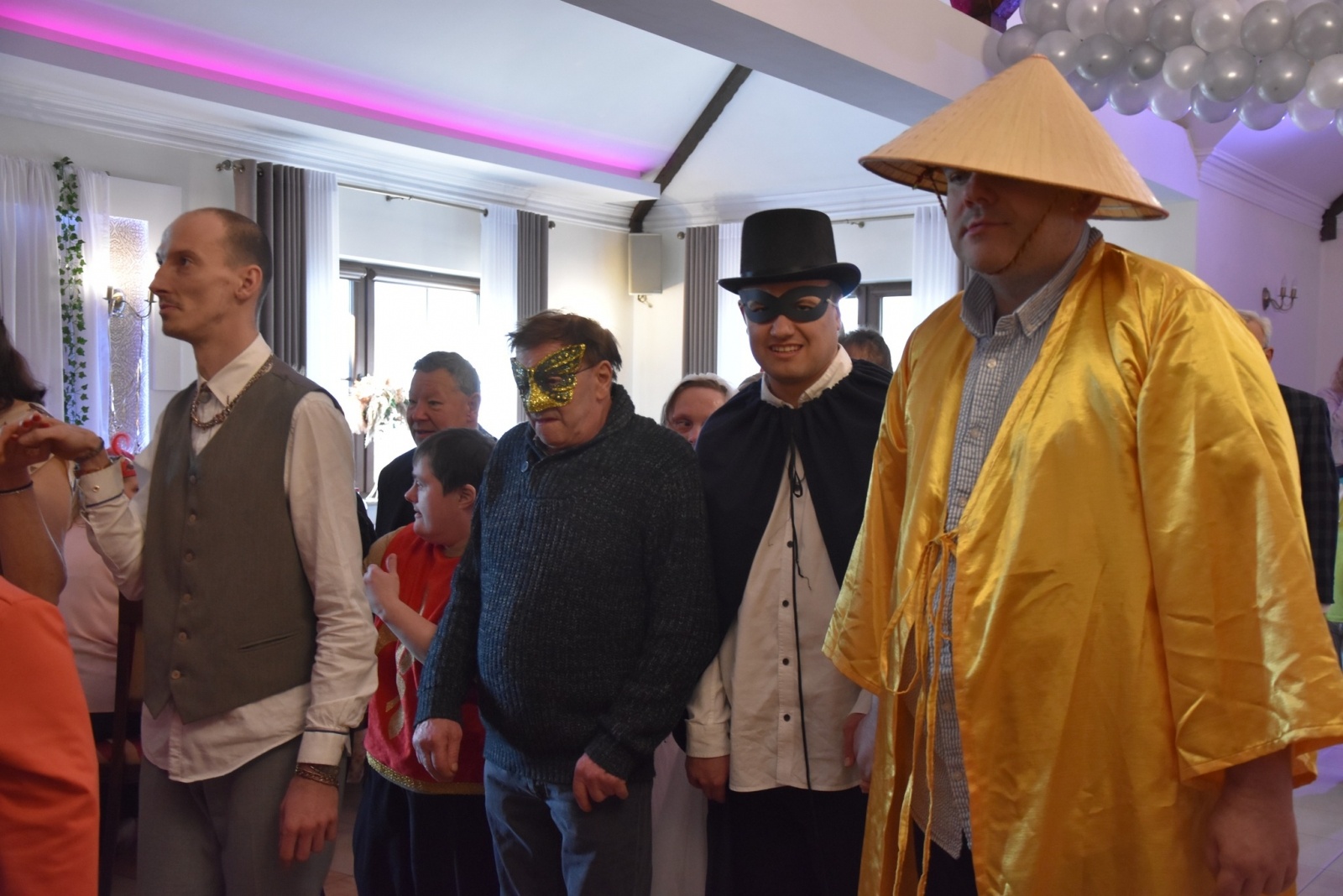 Zdjęcie w galerii na portalu naszwodzislaw.com: Magia karnawału, czyli 20. Bal Maskowy osób z niepełnosprawnościami [FOTO] wiadomości z regionu
