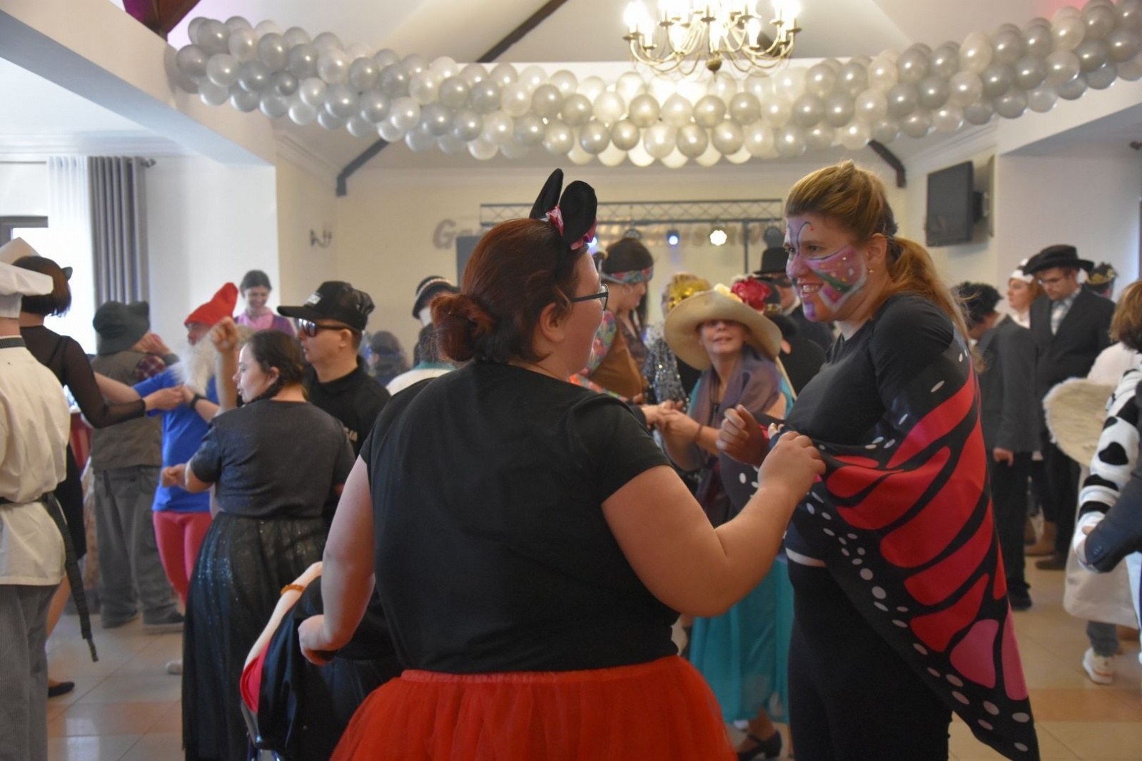 Zdjęcie w galerii na portalu naszwodzislaw.com: Magia karnawału, czyli 20. Bal Maskowy osób z niepełnosprawnościami [FOTO] wiadomości z regionu