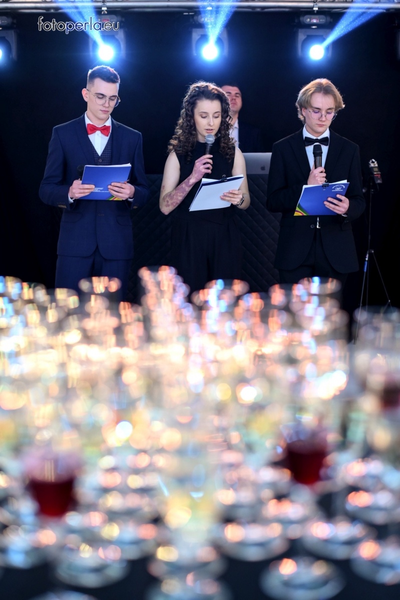 Zdjęcie w galerii na portalu naszwodzislaw.com: Maturzyści wodzisławskiego ZST bawili się w Białym Domu wiadomości z regionu