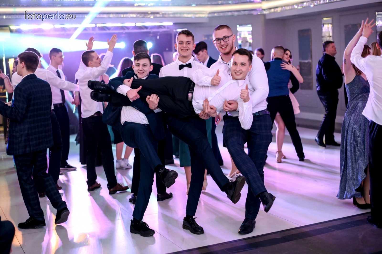 Zdjęcie w galerii na portalu naszwodzislaw.com: Maturzyści wodzisławskiego ZST bawili się w Białym Domu wiadomości z regionu