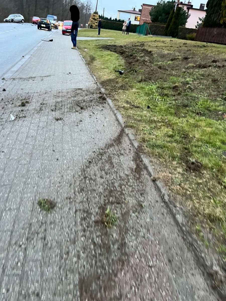 Zdjęcie w galerii na portalu naszwodzislaw.com: Cztery uszkodzone pojazdy. Efekt kolizji w Marklowicach [FOTO i WIDEO] wiadomości z regionu