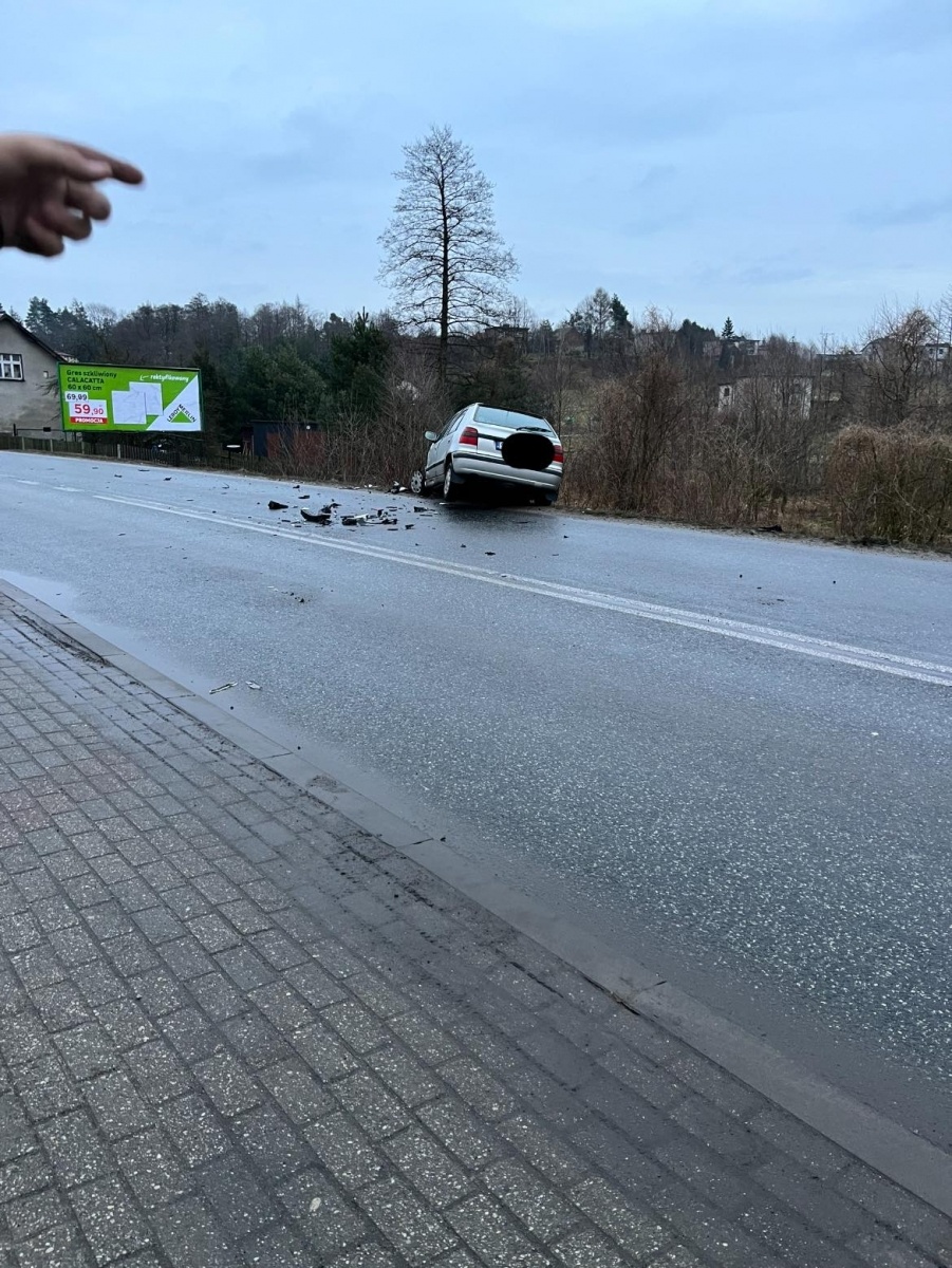 Zdjęcie w galerii na portalu naszwodzislaw.com: Cztery uszkodzone pojazdy. Efekt kolizji w Marklowicach [FOTO i WIDEO] wiadomości z regionu