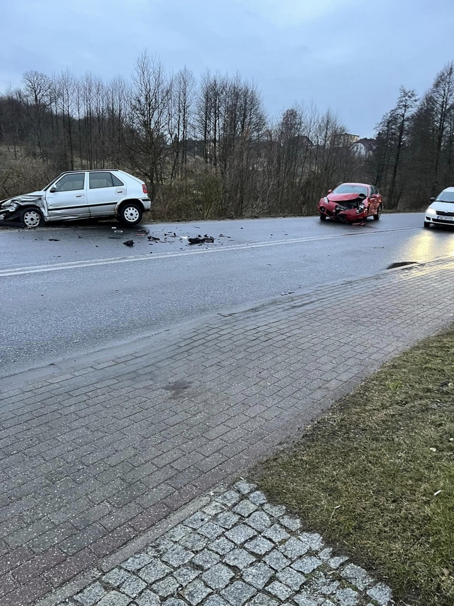 Zdjęcie w galerii na portalu naszwodzislaw.com: Cztery uszkodzone pojazdy. Efekt kolizji w Marklowicach [FOTO i WIDEO] wiadomości z regionu