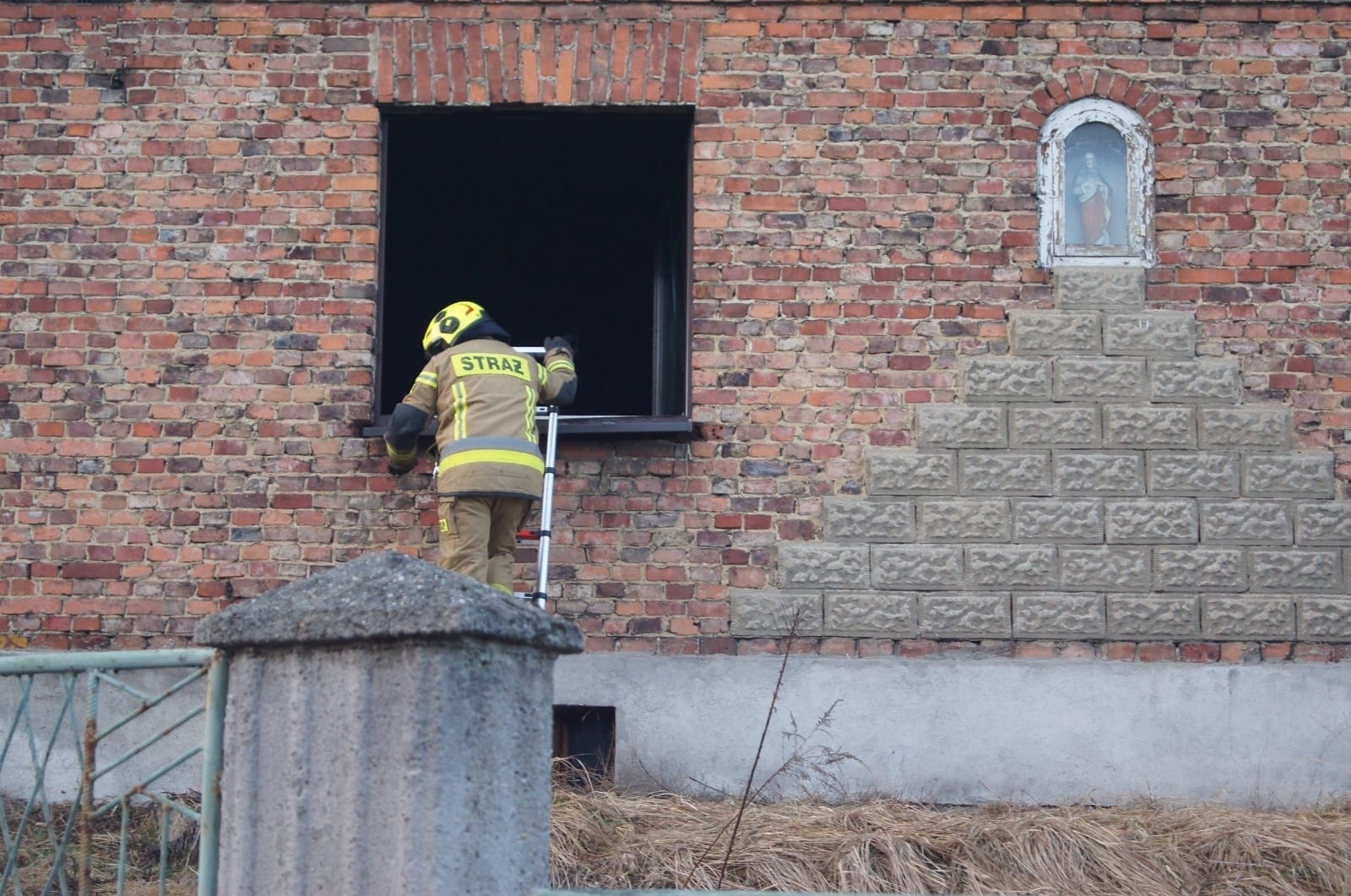 Zdjęcie w galerii na portalu naszwodzislaw.com: W Syryni palił się pustostan wiadomości z regionu