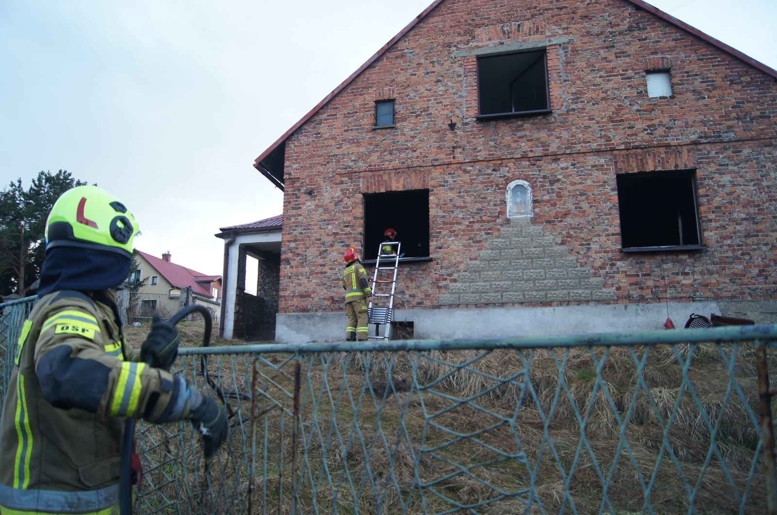 Zdjęcie w galerii na portalu naszwodzislaw.com: W Syryni palił się pustostan wiadomości z regionu