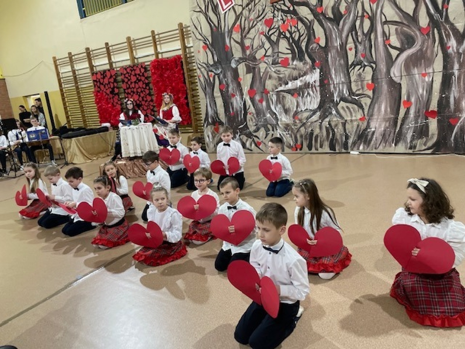Zdjęcie w galerii na portalu naszwodzislaw.com: Koncert walentynkowo – ostatkowy w SP16 [FOTO] wiadomości z regionu