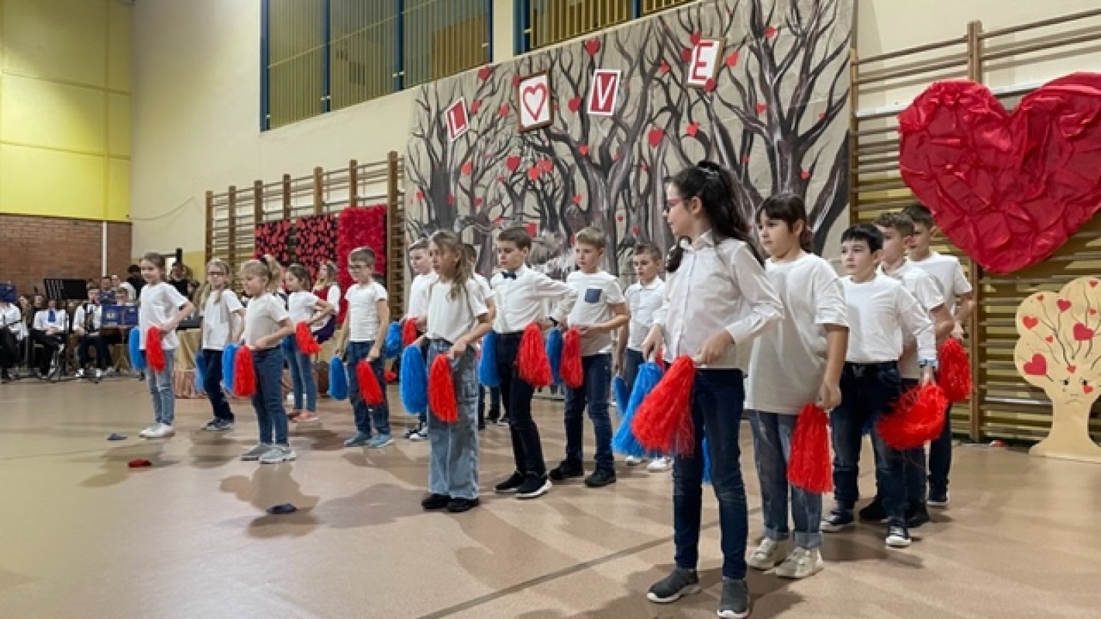 Zdjęcie w galerii na portalu naszwodzislaw.com: Koncert walentynkowo – ostatkowy w SP16 [FOTO] wiadomości z regionu