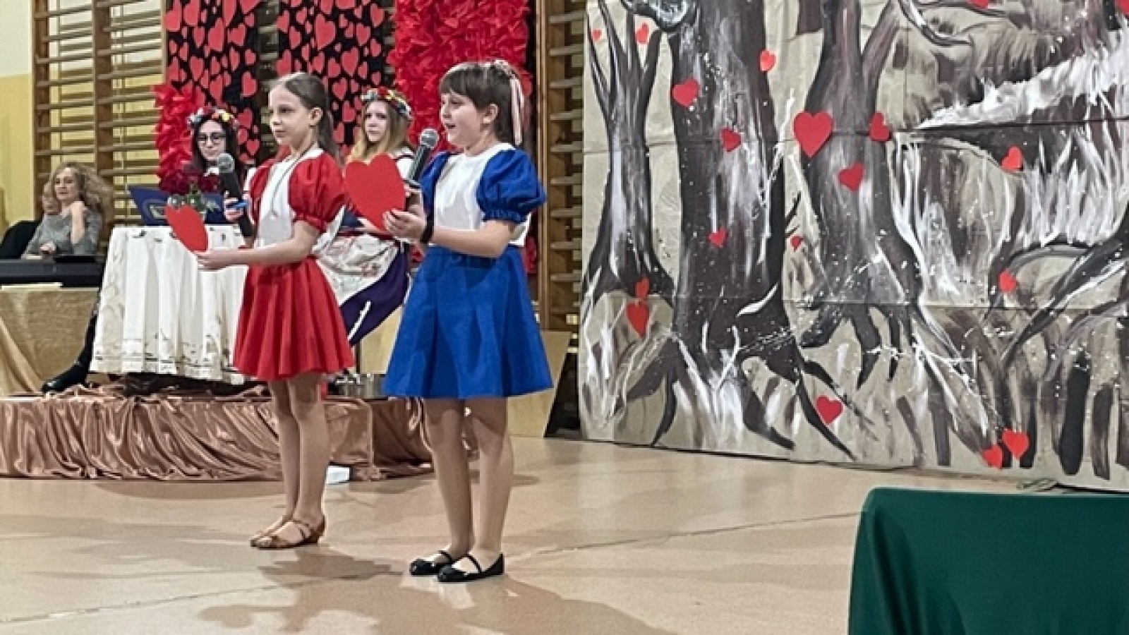 Zdjęcie w galerii na portalu naszwodzislaw.com: Koncert walentynkowo – ostatkowy w SP16 [FOTO] wiadomości z regionu