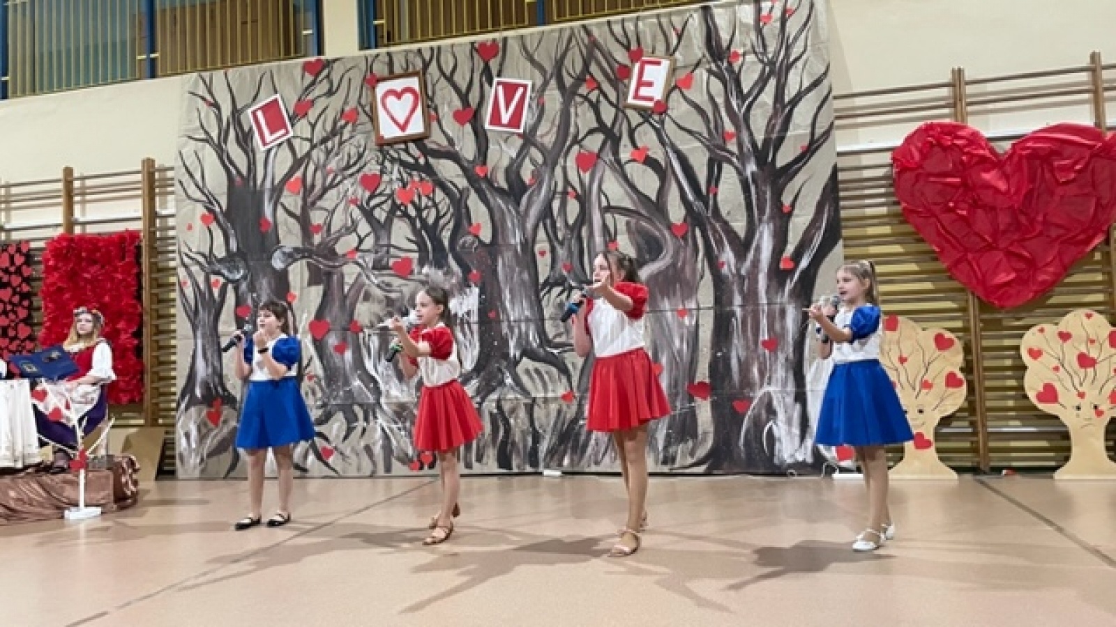 Zdjęcie w galerii na portalu naszwodzislaw.com: Koncert walentynkowo – ostatkowy w SP16 [FOTO] wiadomości z regionu