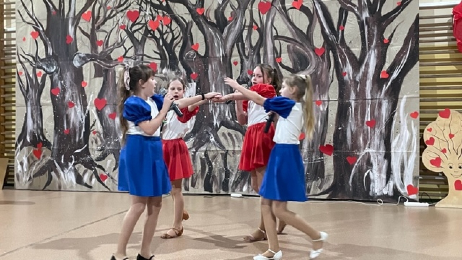 Zdjęcie w galerii na portalu naszwodzislaw.com: Koncert walentynkowo – ostatkowy w SP16 [FOTO] wiadomości z regionu