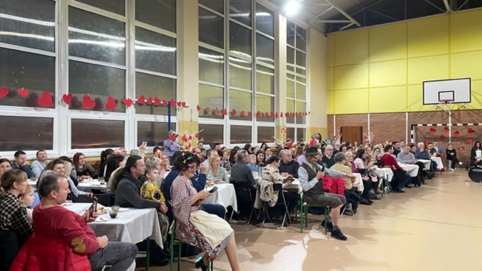 Zdjęcie w galerii na portalu naszwodzislaw.com: Koncert walentynkowo – ostatkowy w SP16 [FOTO] wiadomości z regionu