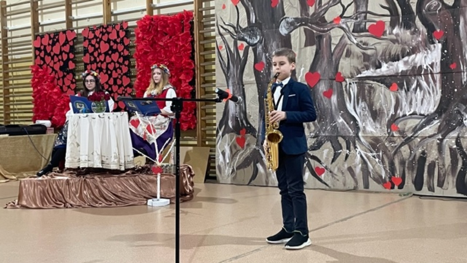 Zdjęcie w galerii na portalu naszwodzislaw.com: Koncert walentynkowo – ostatkowy w SP16 [FOTO] wiadomości z regionu