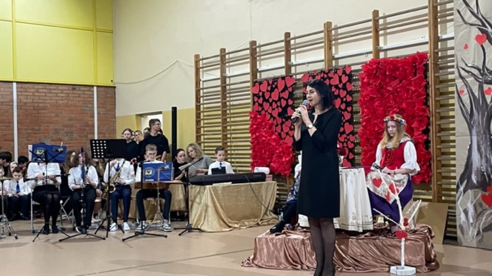 Zdjęcie w galerii na portalu naszwodzislaw.com: Koncert walentynkowo – ostatkowy w SP16 [FOTO] wiadomości z regionu