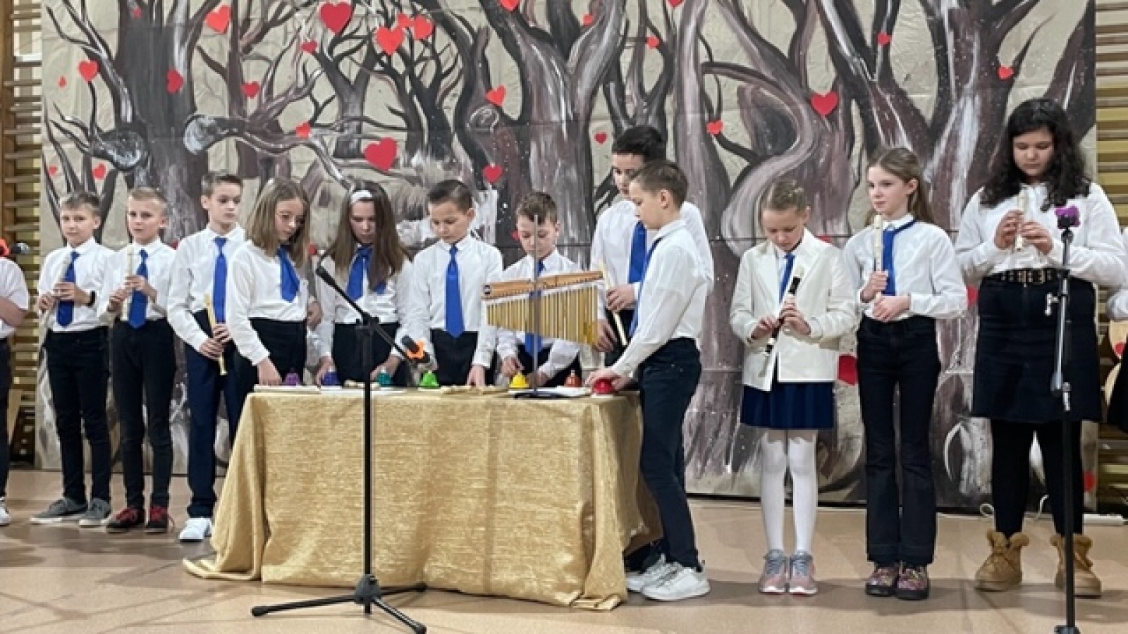 Zdjęcie w galerii na portalu naszwodzislaw.com: Koncert walentynkowo – ostatkowy w SP16 [FOTO] wiadomości z regionu