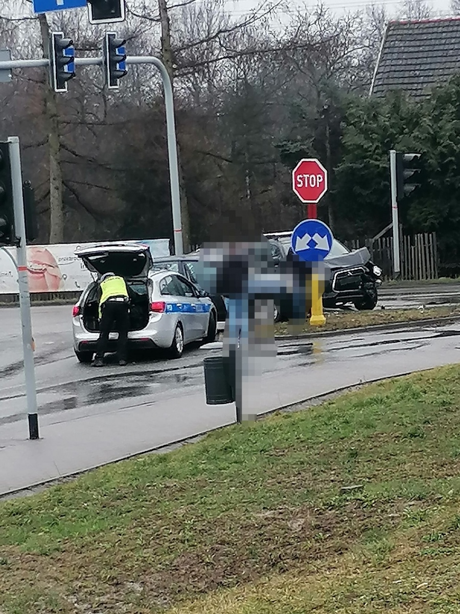 Zdjęcie w galerii na portalu naszwodzislaw.com: Wymuszenie pierwszeństwa przyczyną dwóch kolizji [FOTO] wiadomości z regionu
