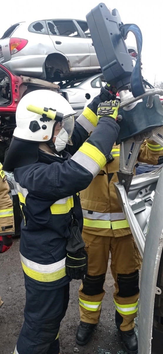 Zdjęcie w galerii na portalu naszwodzislaw.com: Zwycięzca licytacji dla Mikołaja gościem wodzisławskich strażaków wiadomości z regionu