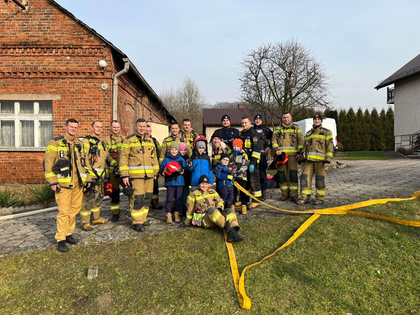 Zdjęcie w galerii na portalu naszwodzislaw.com: Zwycięzca licytacji dla Mikołaja gościem wodzisławskich strażaków wiadomości z regionu